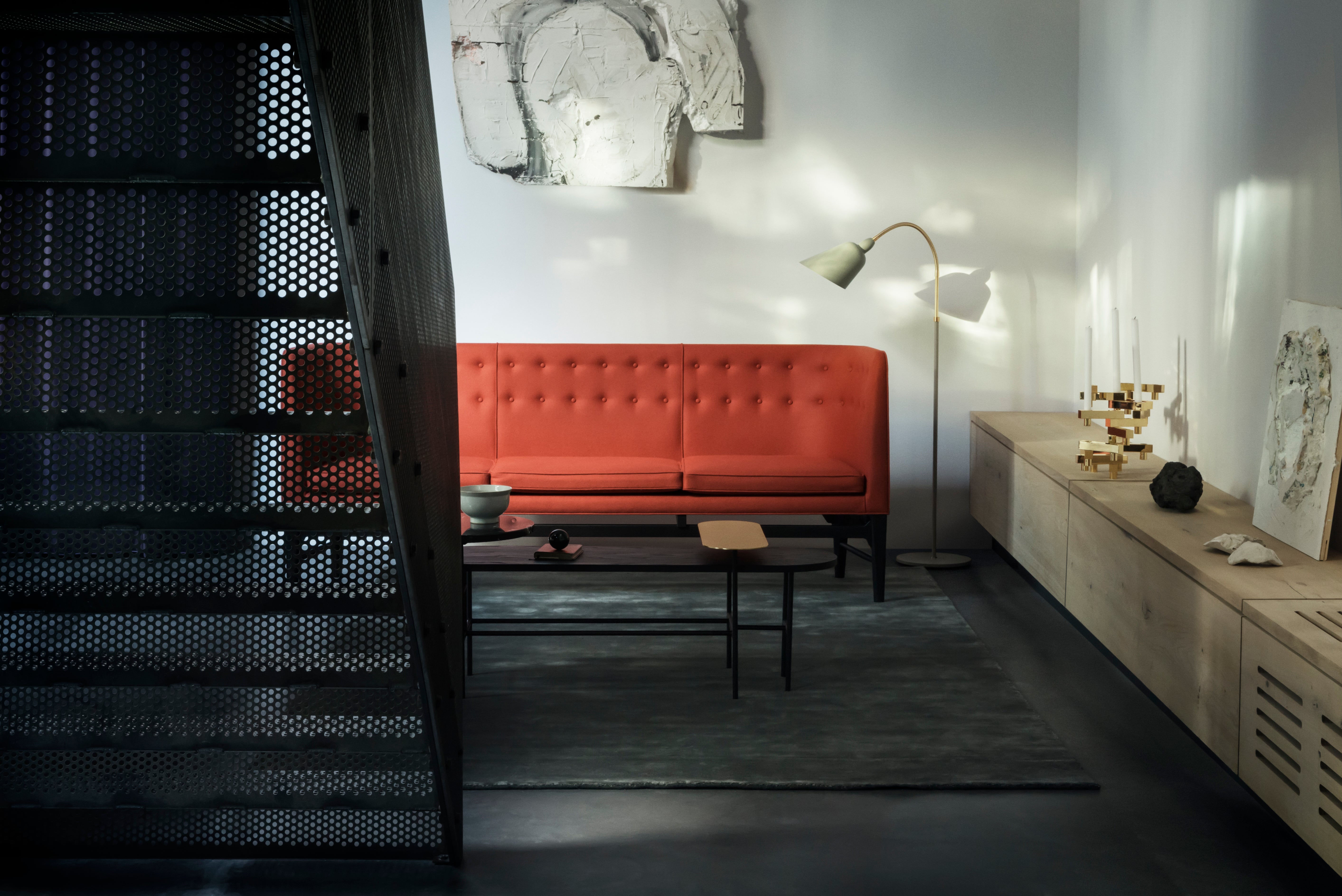 Stehlampe BELLEVUE AJ7 weiß mit brüniertem Messingfuß
