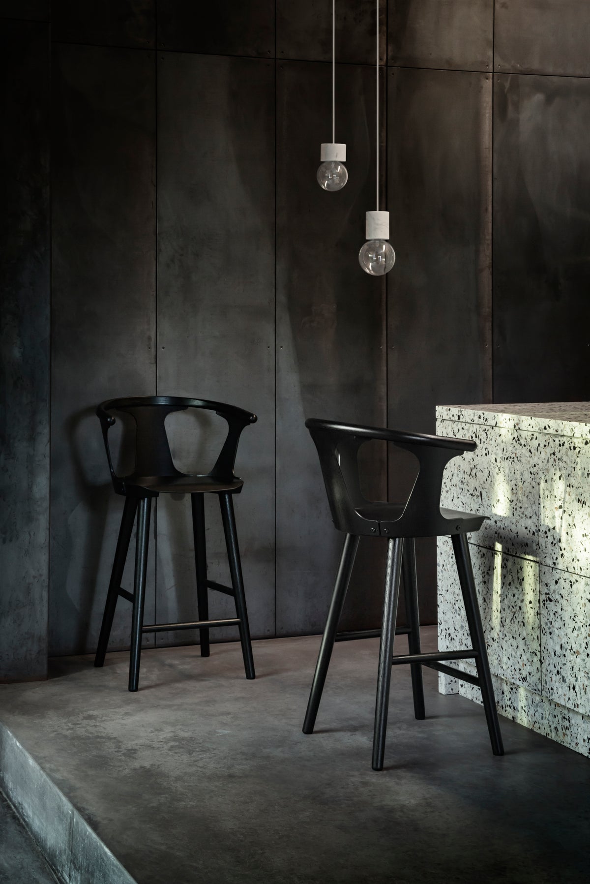 Hocker IN BETWEEN schwarz lackierte Eiche