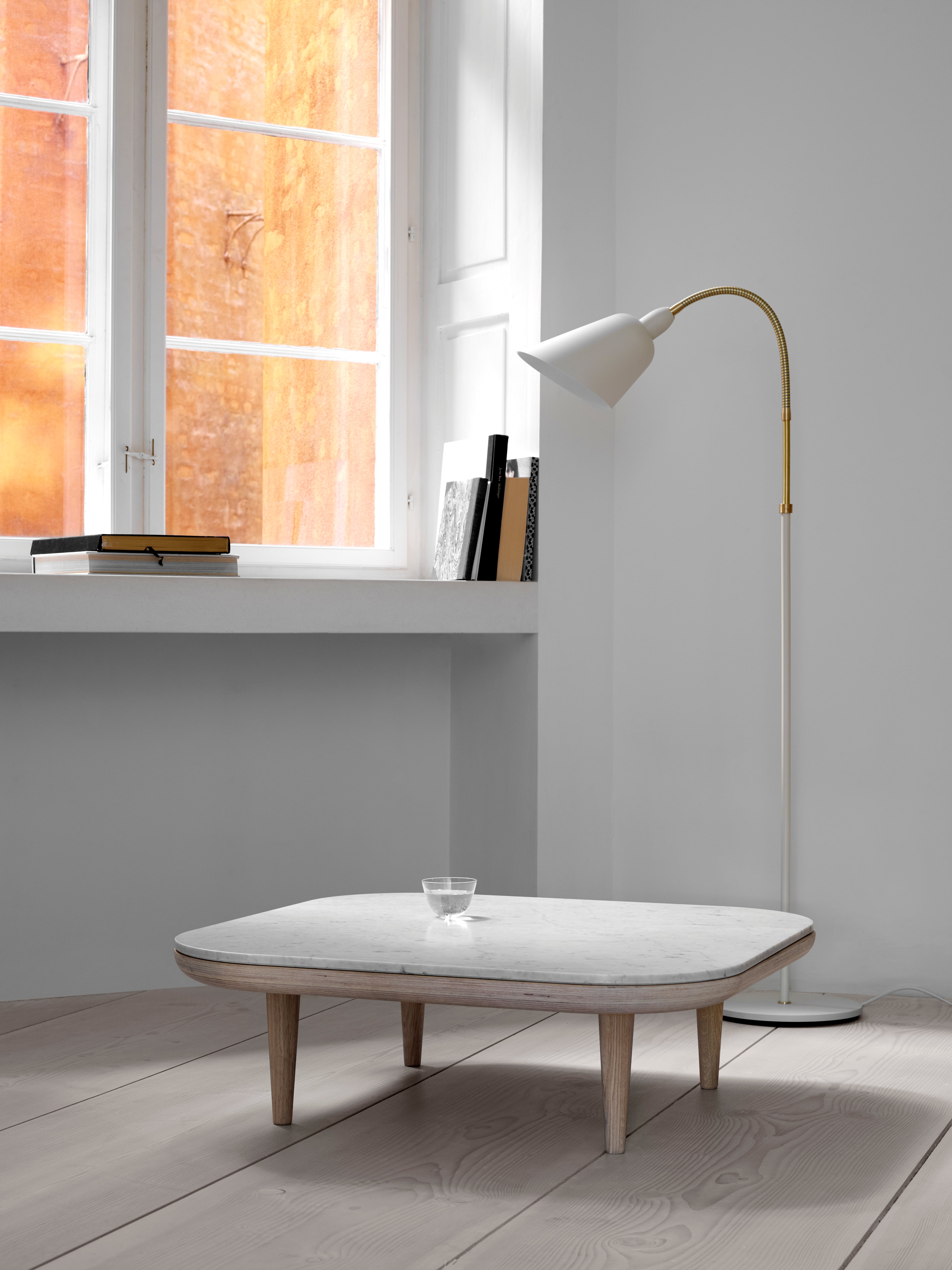 Stehlampe BELLEVUE AJ7 weiß mit brüniertem Messingfuß