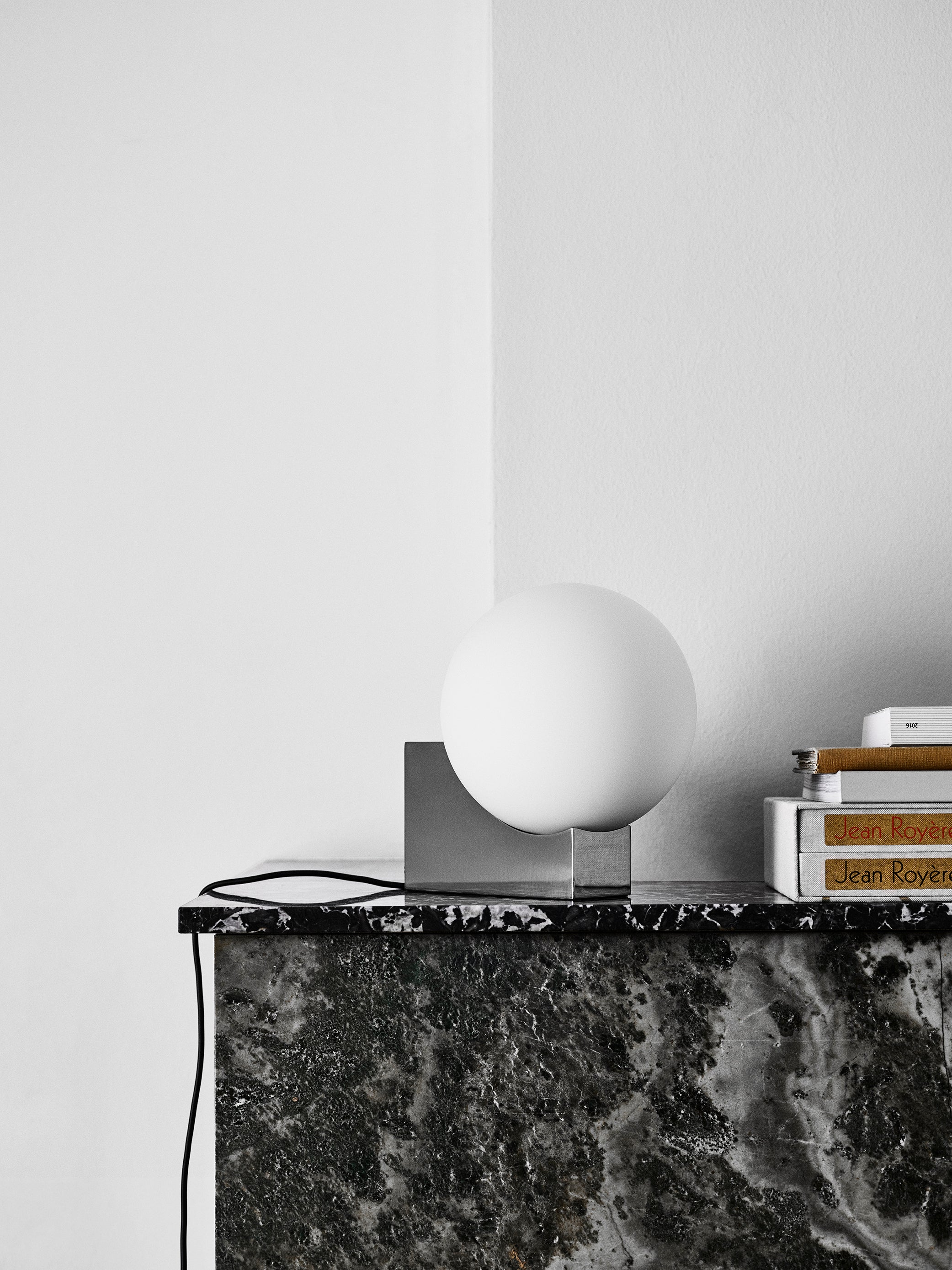 Tischlampe JOURNEY SH1 mit milchigem Schirm und grauem Fuß
