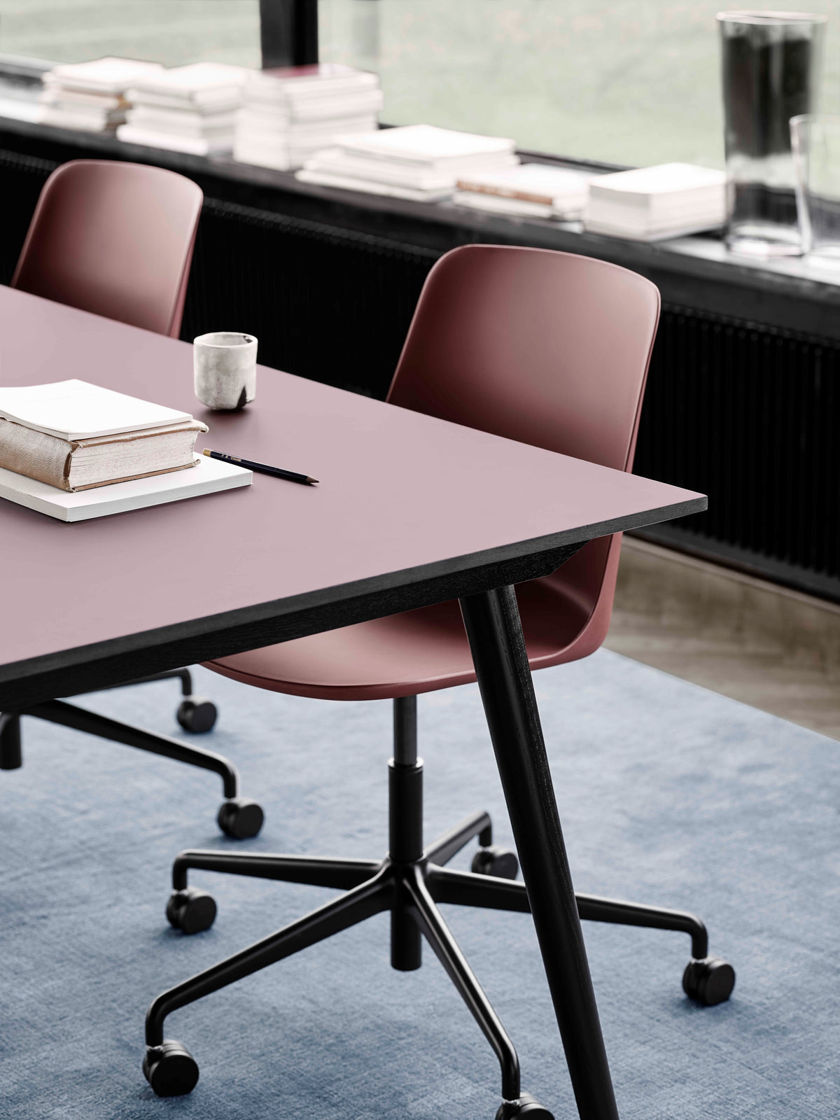 Bürostuhl RELY HW28 in Rot mit Aluminiumfuß und Rollen