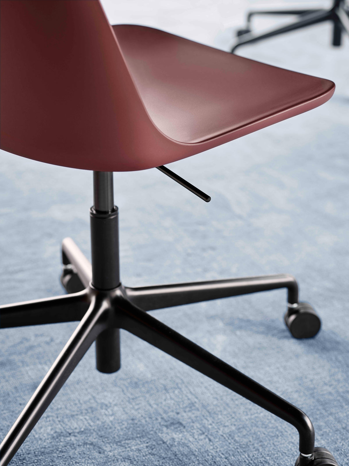 Bürostuhl RELY HW28 hellrosa mit schwarzem Aluminiumfuß und Rollen