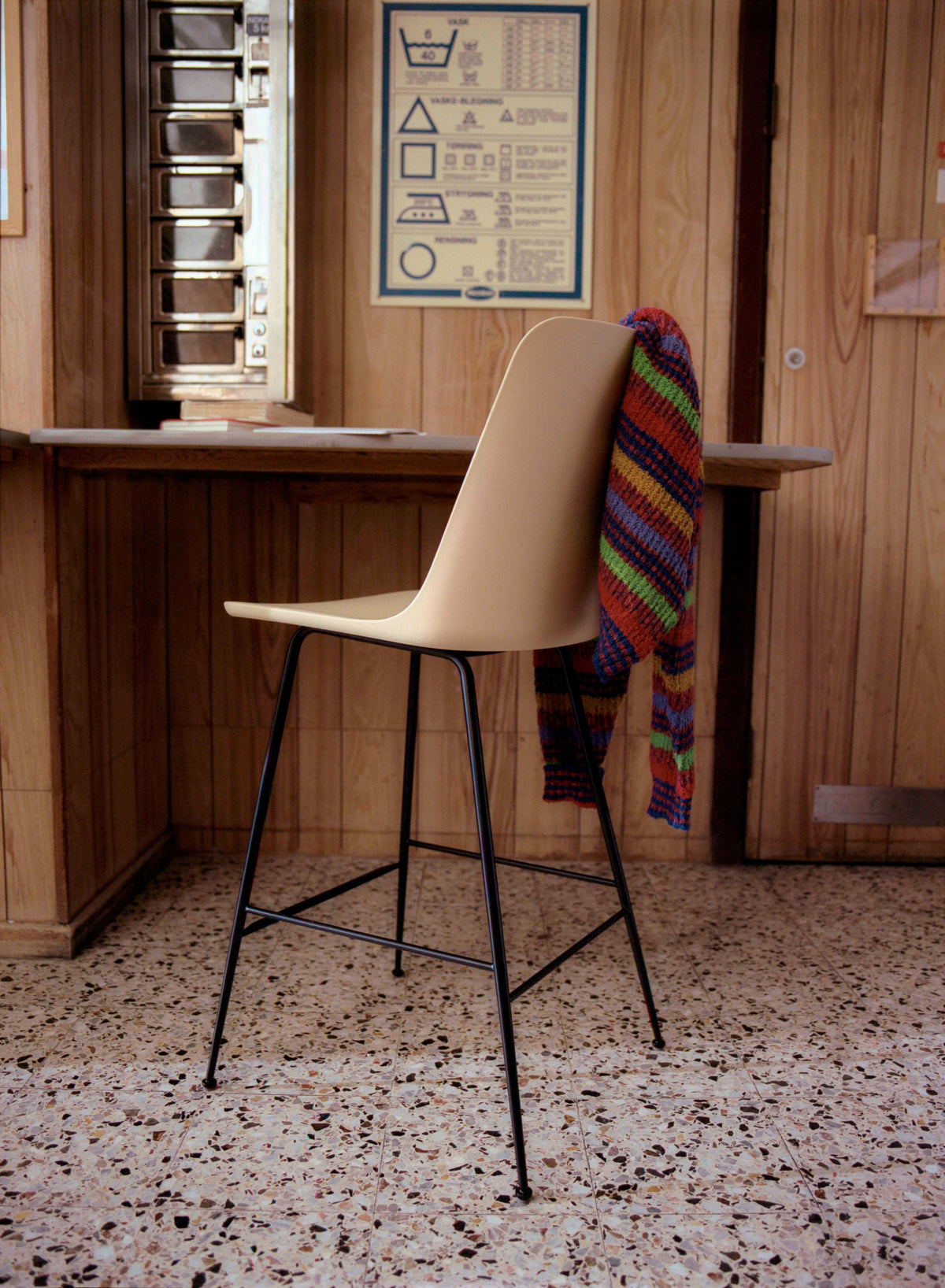 Barhocker RELY sandfarben mit braunem Stahlgestell