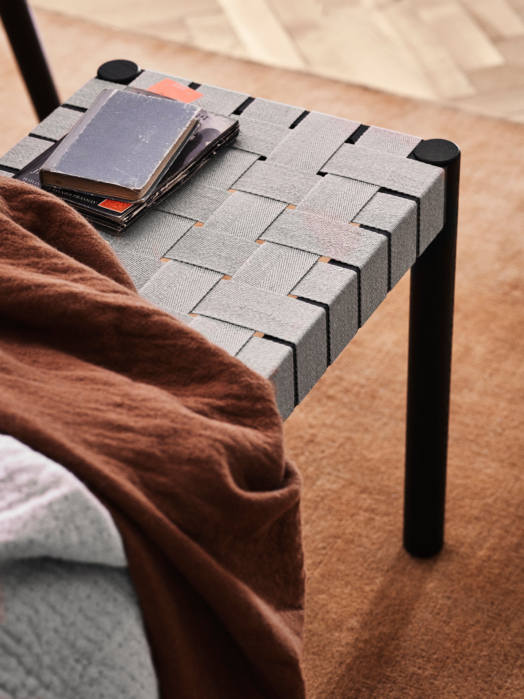 Bank BETTY, beige gewebter Sitz mit schwarz lackierter Esche