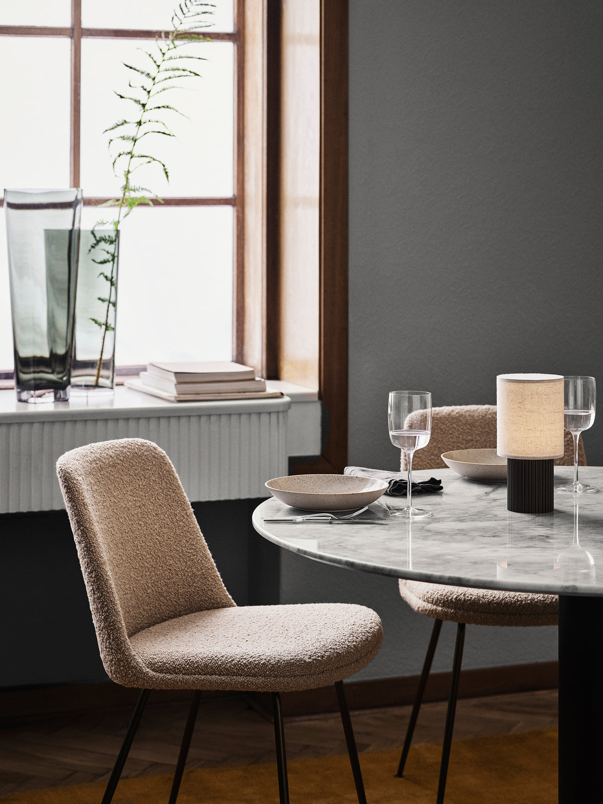 Tragbare Lampe MANHATTAN mit einem Stoffschirm und braunem Fuß