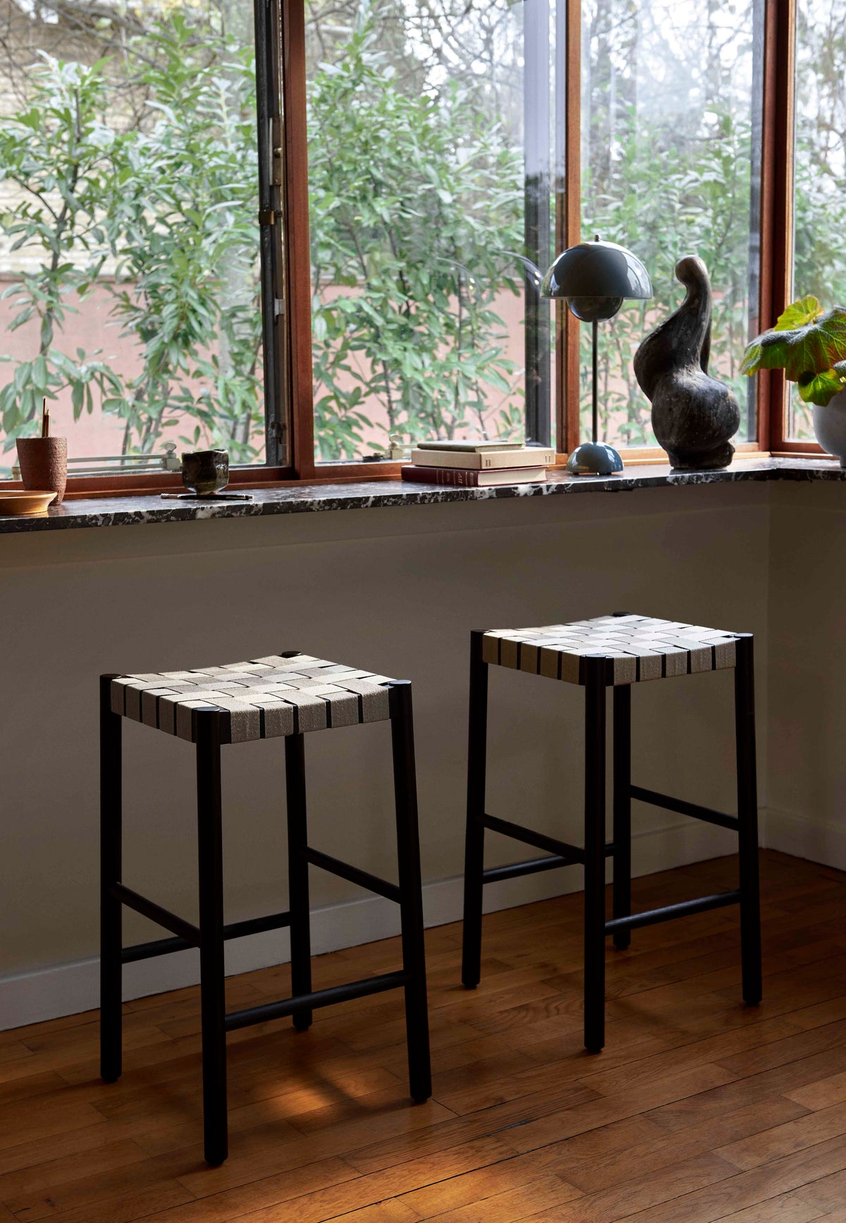 Hocker BETTY mit beigem gewebtem Sitz aus rauchgeöltem Eichenholz