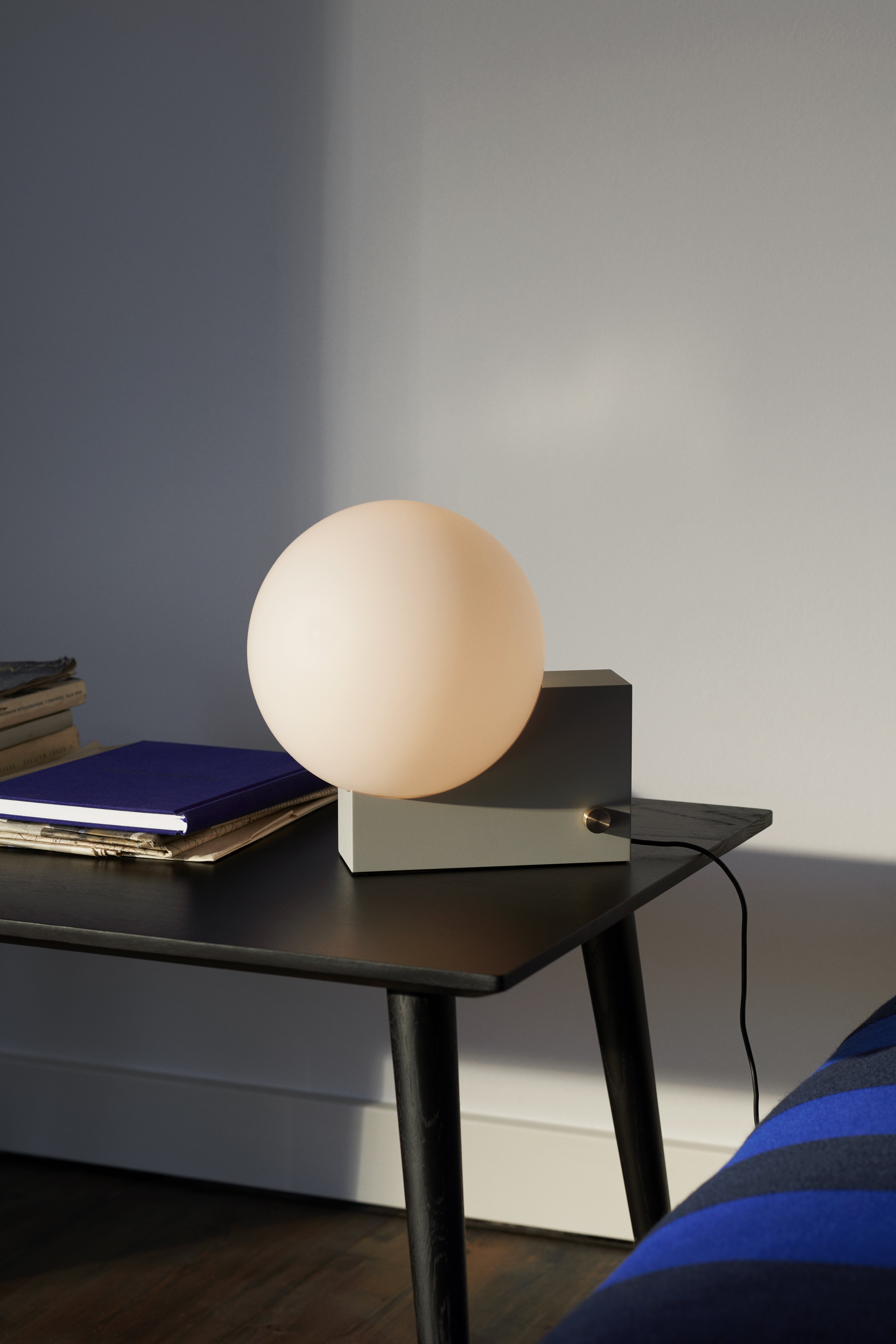 Tischlampe JOURNEY SH1 mit milchigem Schirm und grauem Fuß