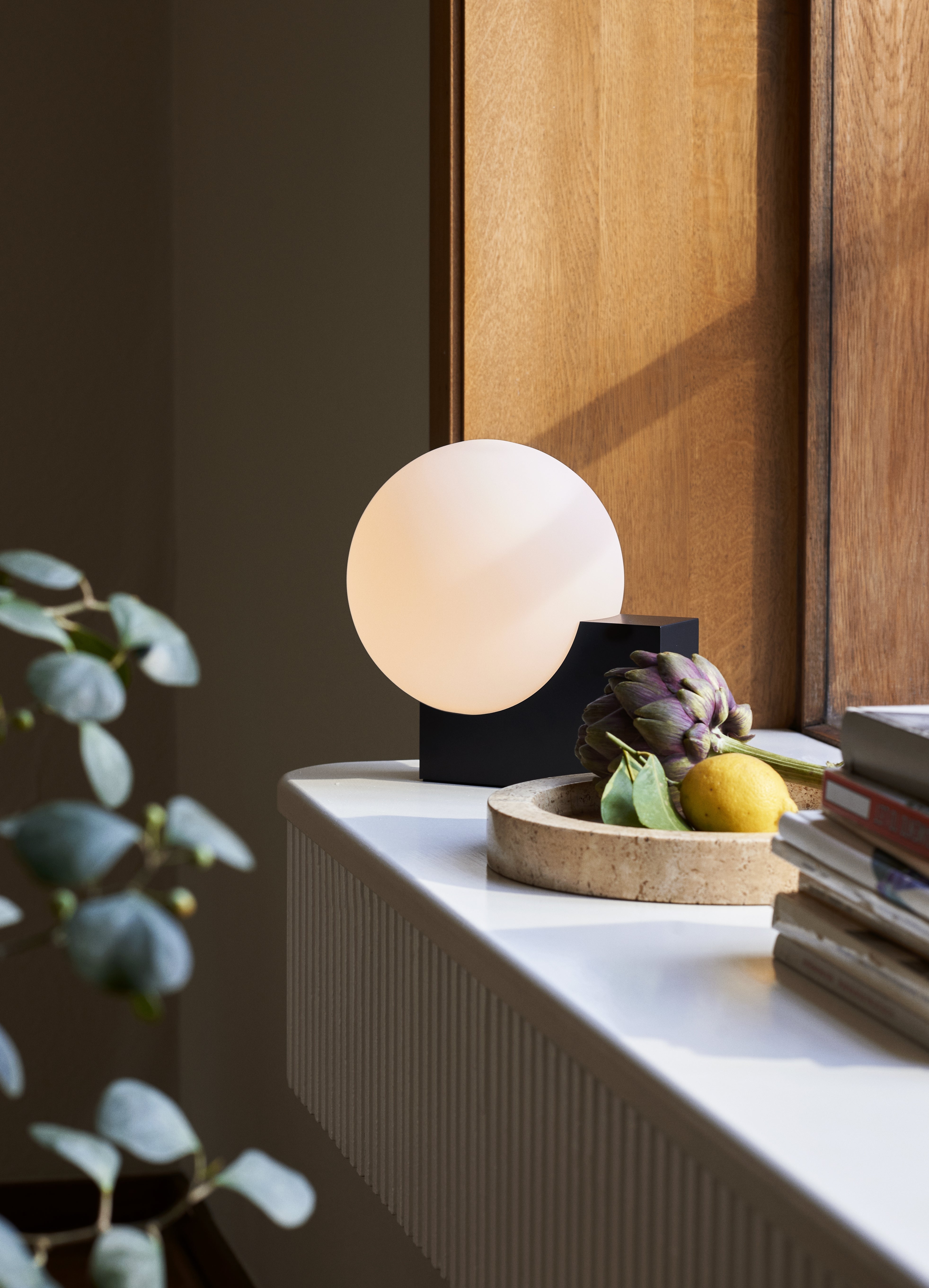 Tischlampe JOURNEY SH1 mit milchigem Schirm und schwarzem Fuß