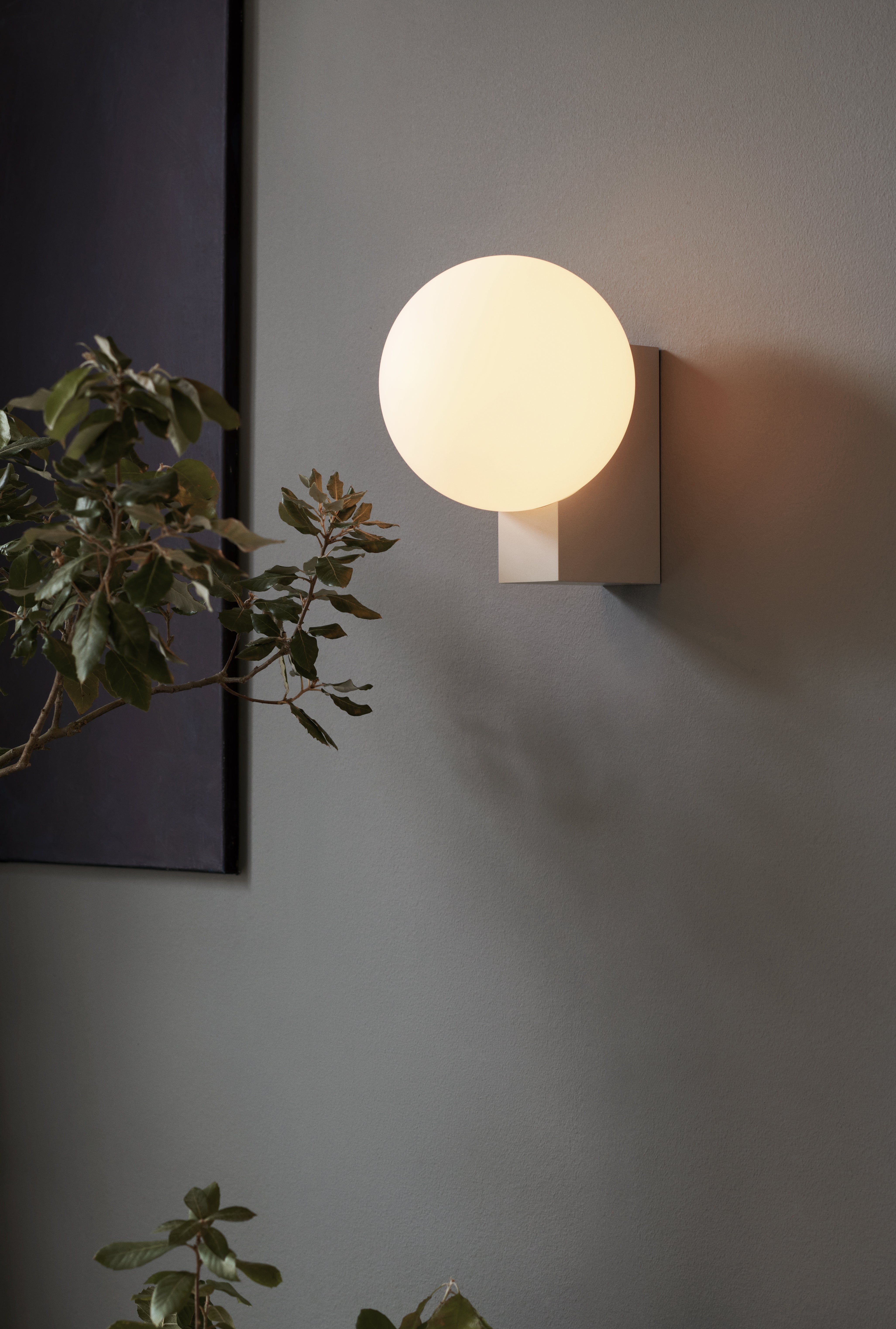 Wandlampe JOURNEY SH2 mit gläsernem Schirm und grauem Sockel