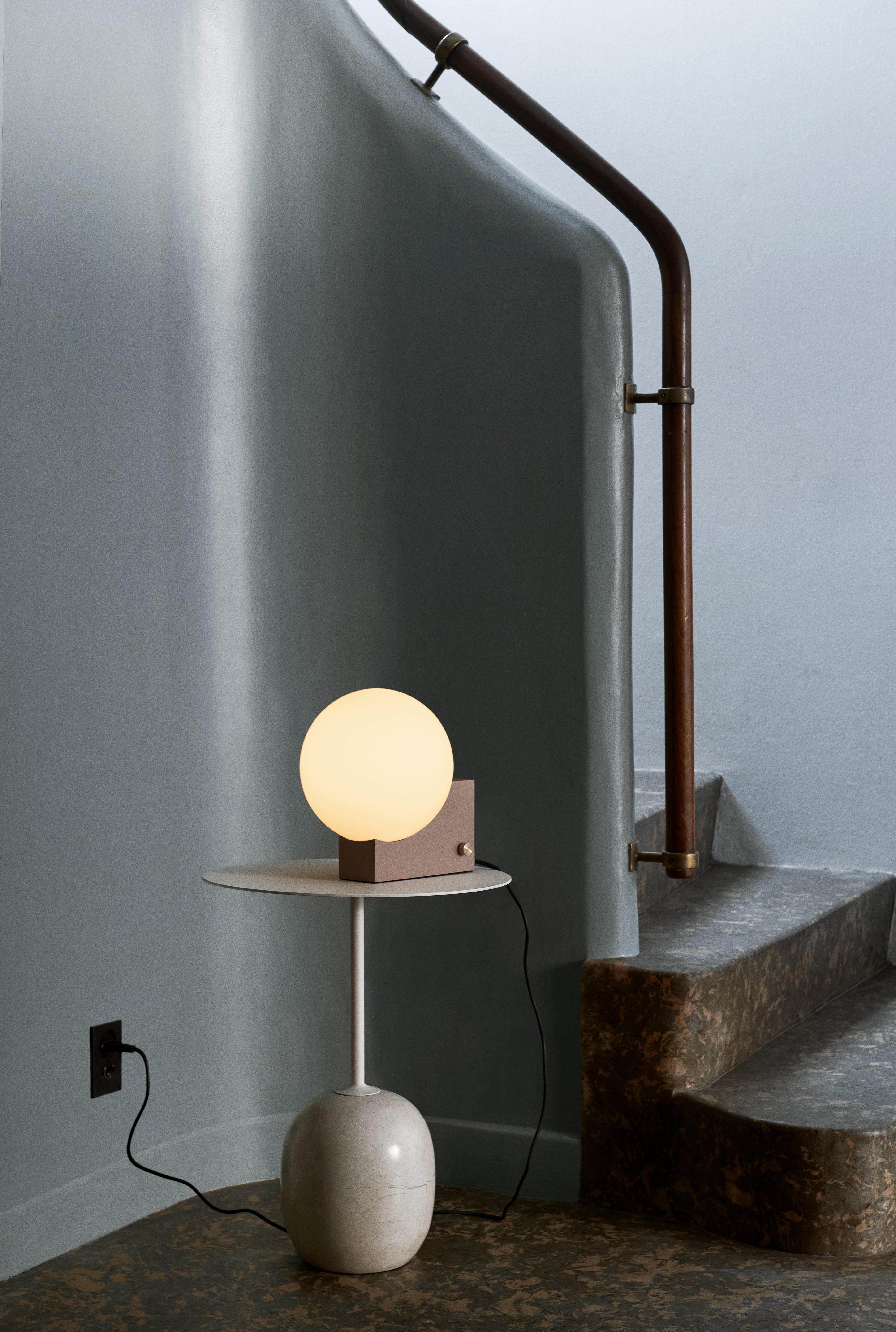 Tischlampe JOURNEY SH1 mit milchigem Schirm und grauem Fuß