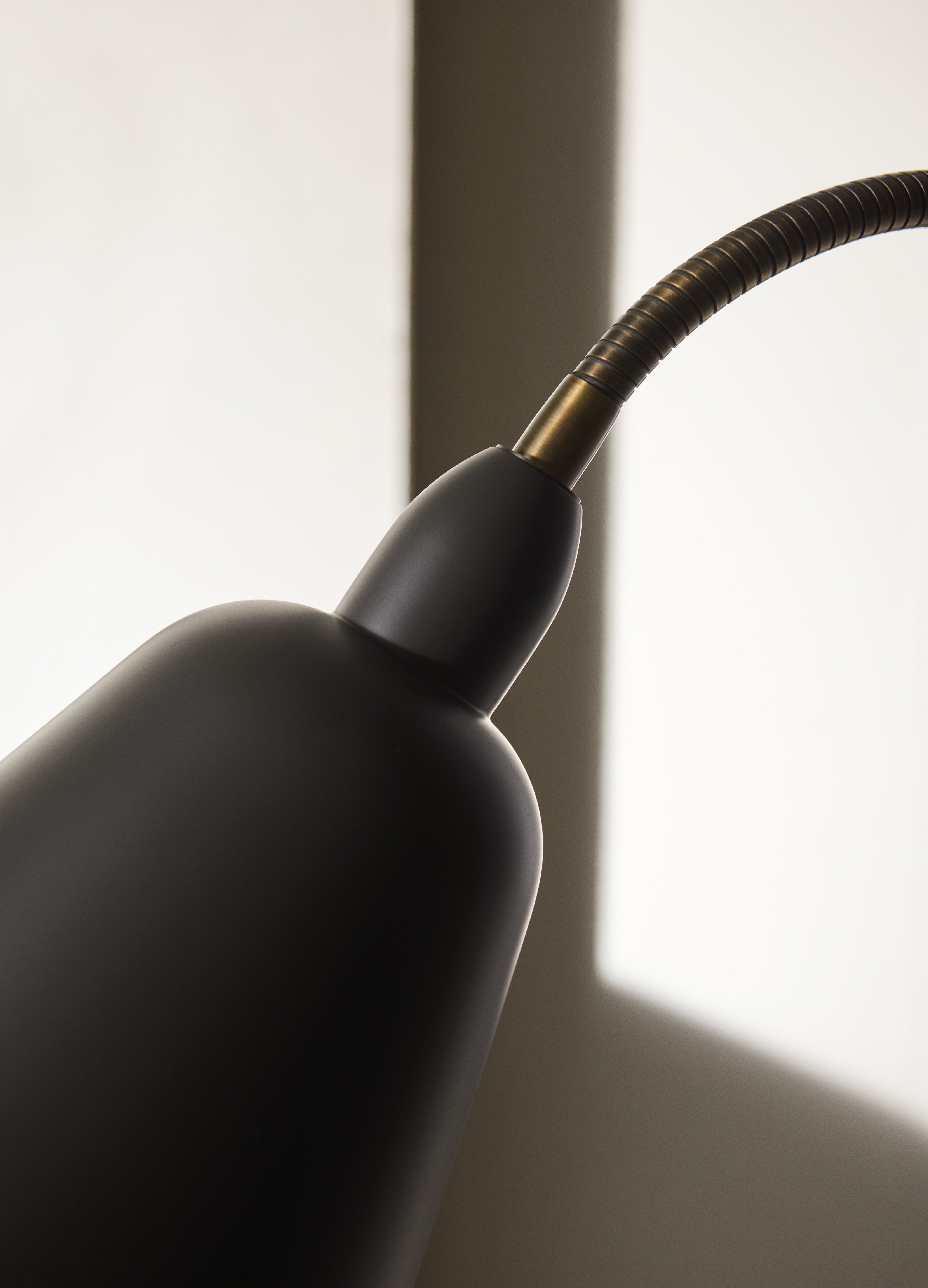 Stehlampe BELLEVUE AJ7 schwarz mit messingfarbener Oberfläche