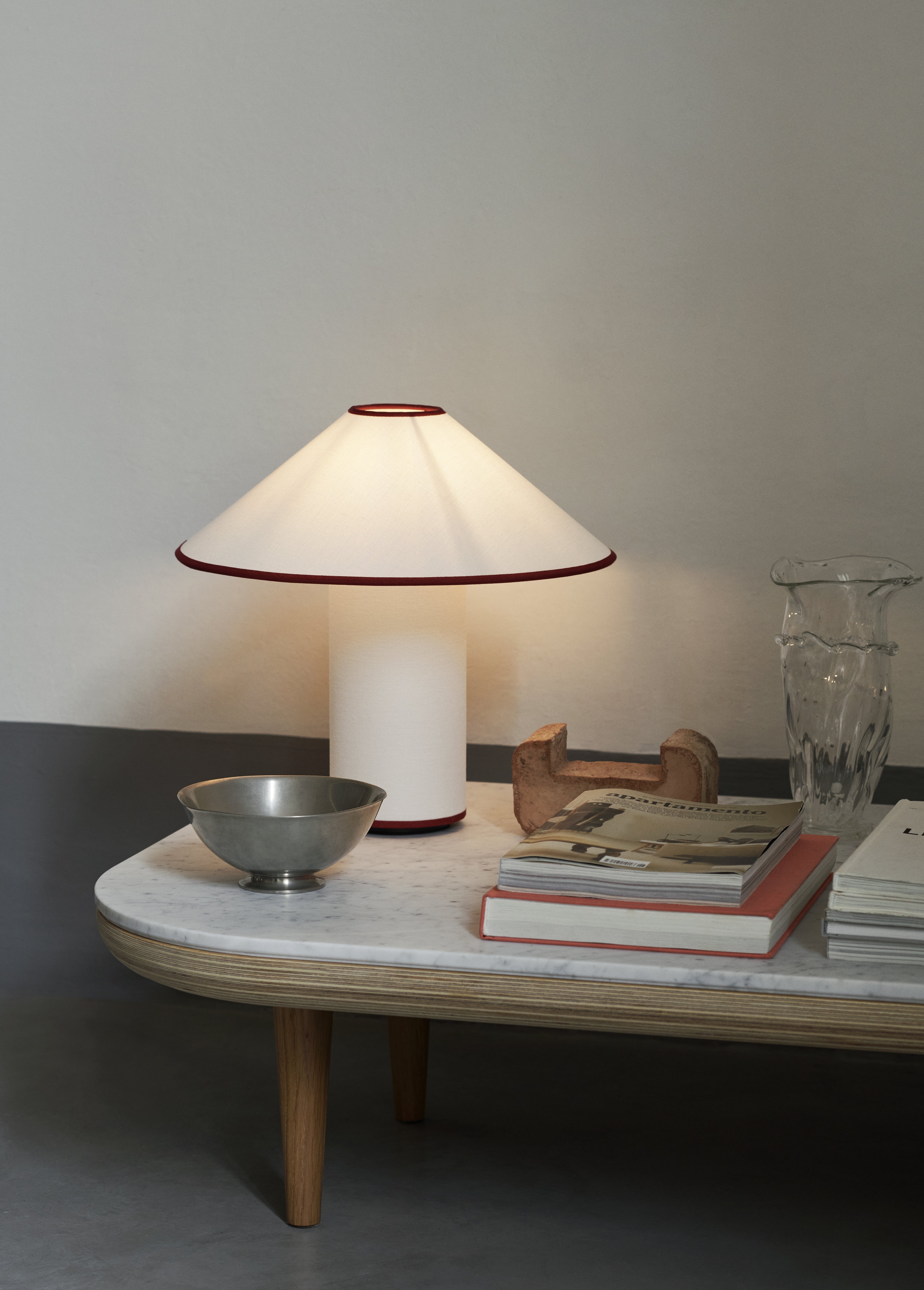 Tischlampe COLETTE ATD6 in Weiß mit rotem Finish