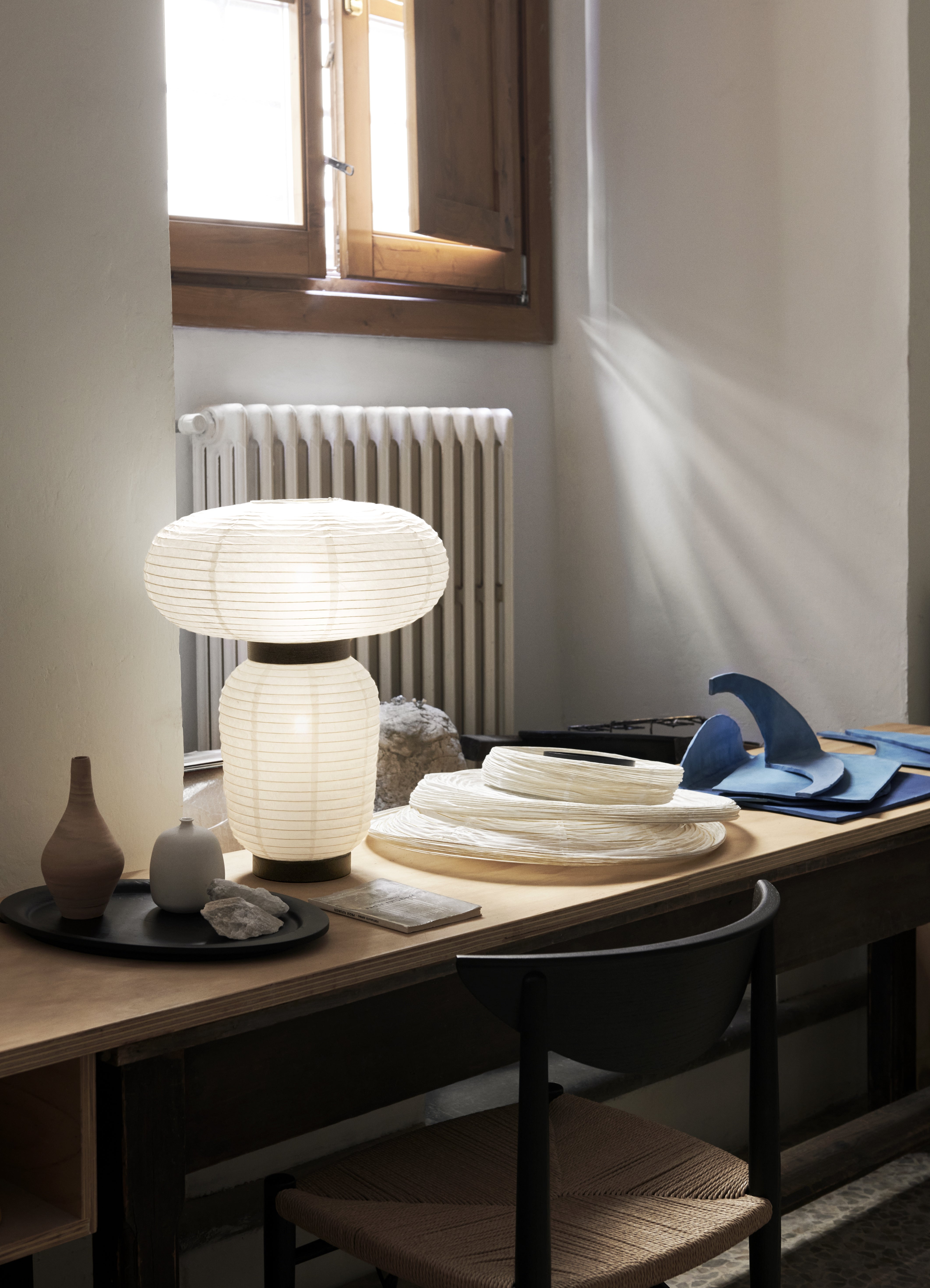 Tischlampe FORMAKAMI JH18 mit weißem Papierschirm und schwarzem Eichenfinish