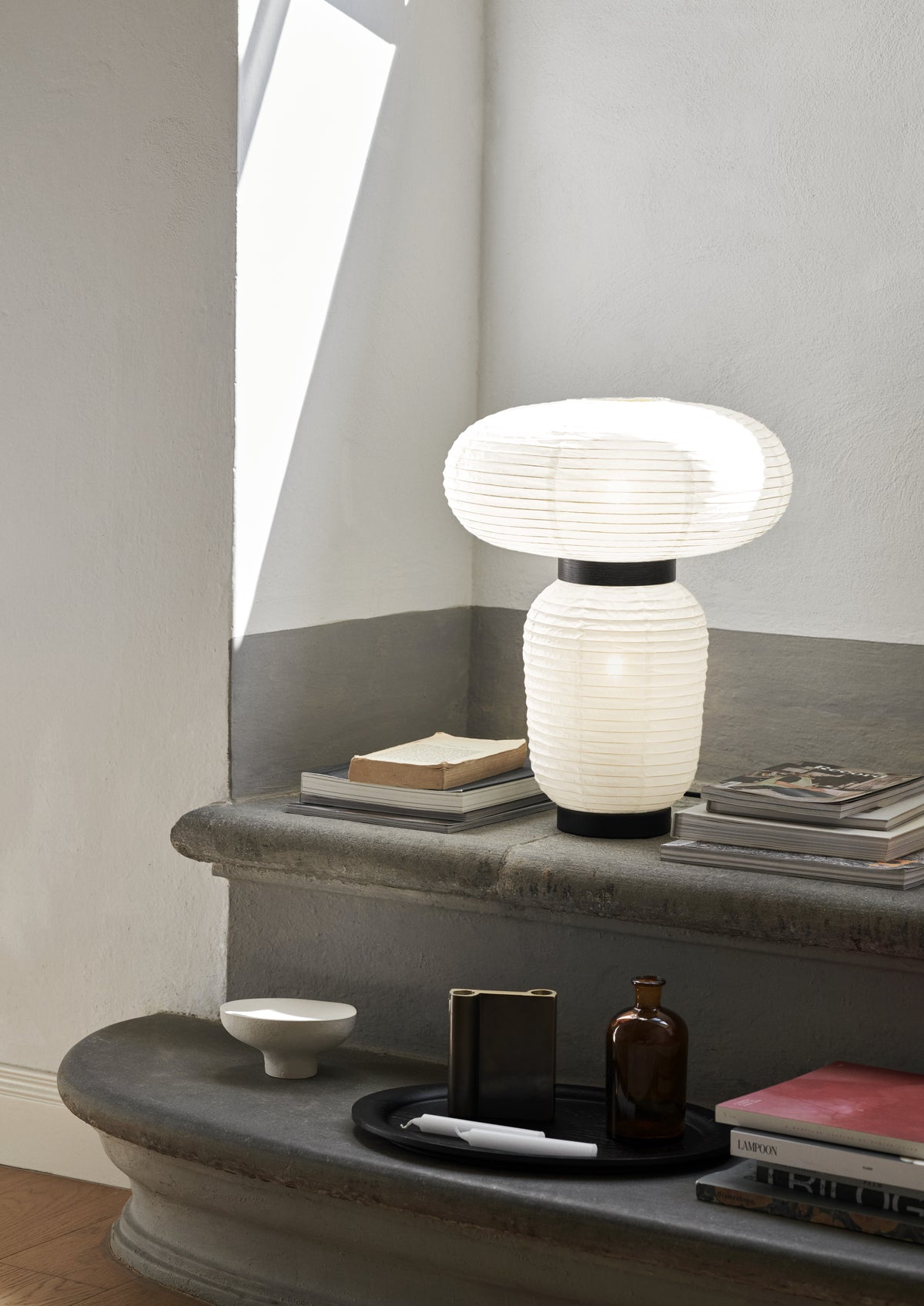 Tischlampe FORMAKAMI JH18 mit weißem Papierschirm und schwarzem Eichenfinish