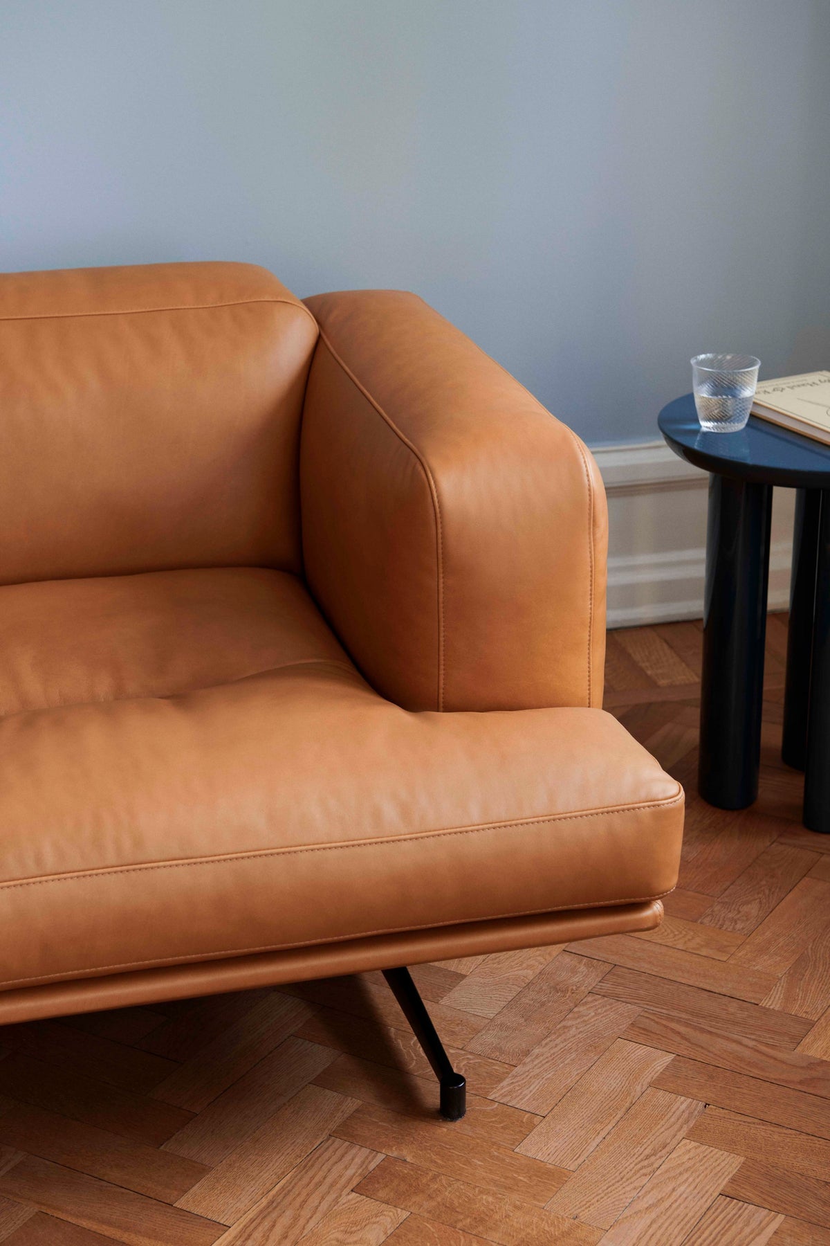 Sofa für 3 Personen INLAND AV23 gepolstert mit schwarzem Gestell