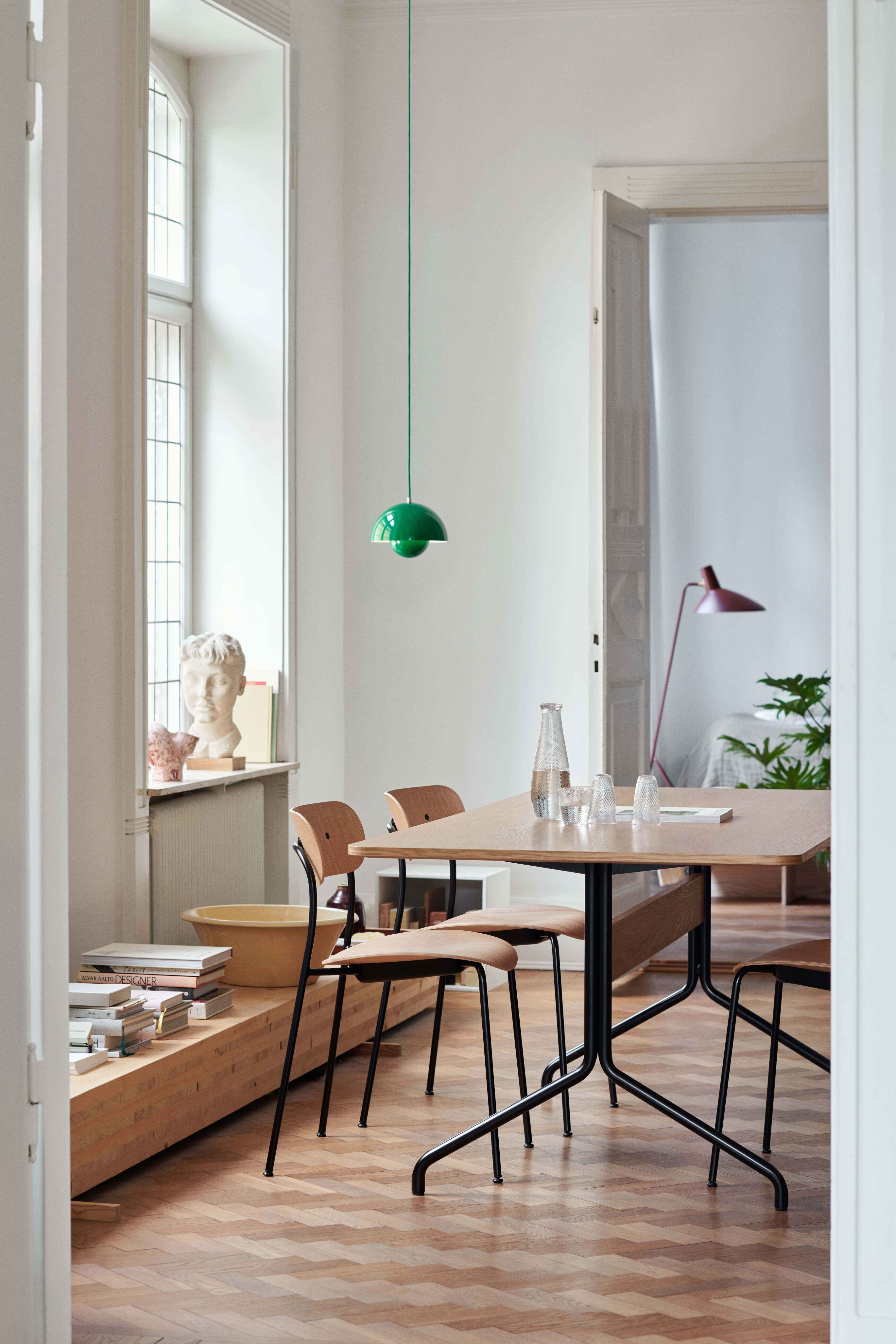Lackierter Nussbaum-Tisch PAVILION mit verchromtem Gestell