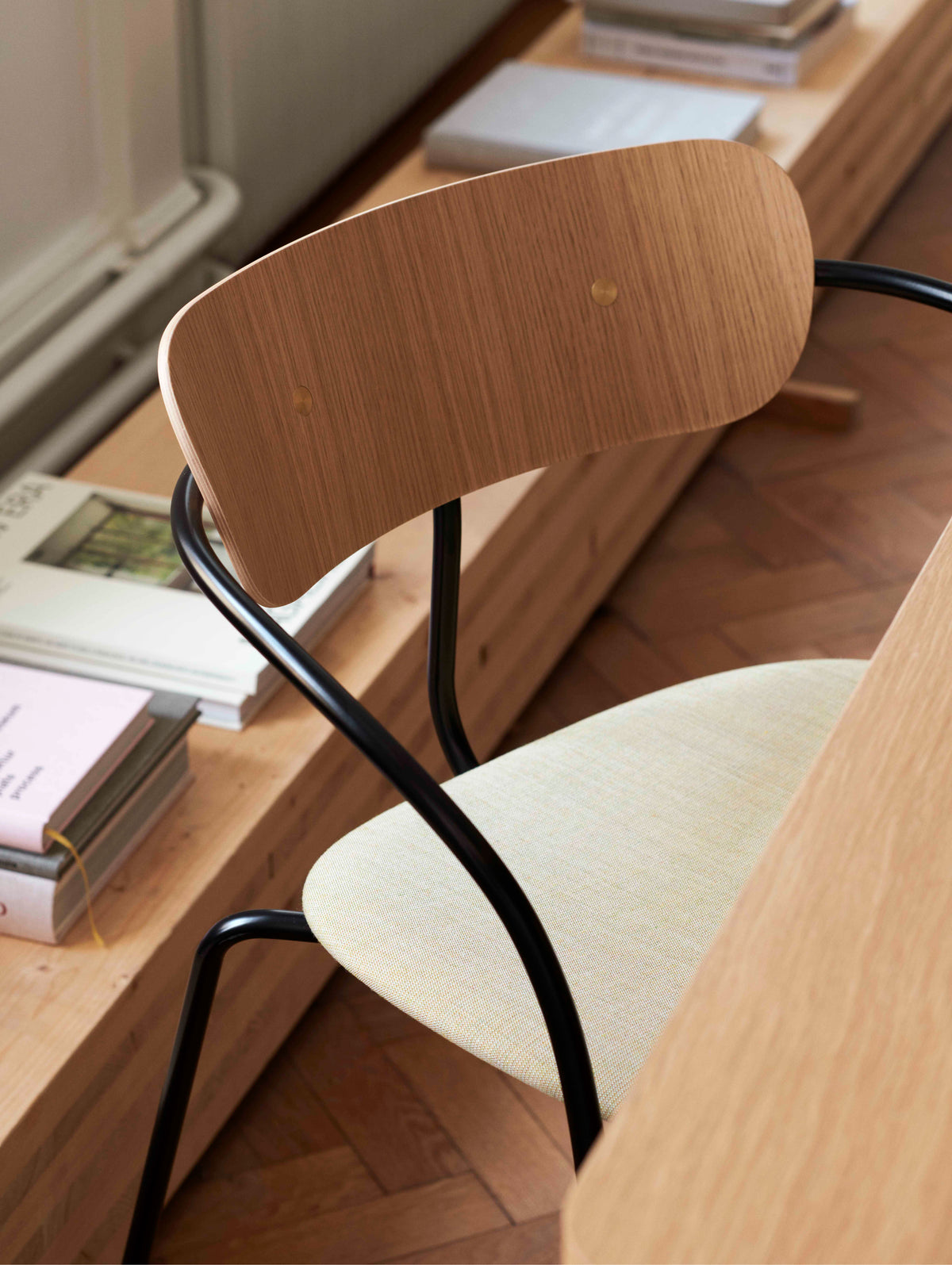 Stuhl PAVILION AV4 aus lackierter Eiche mit gepolsterter Sitzfläche und schwarzem Gestell