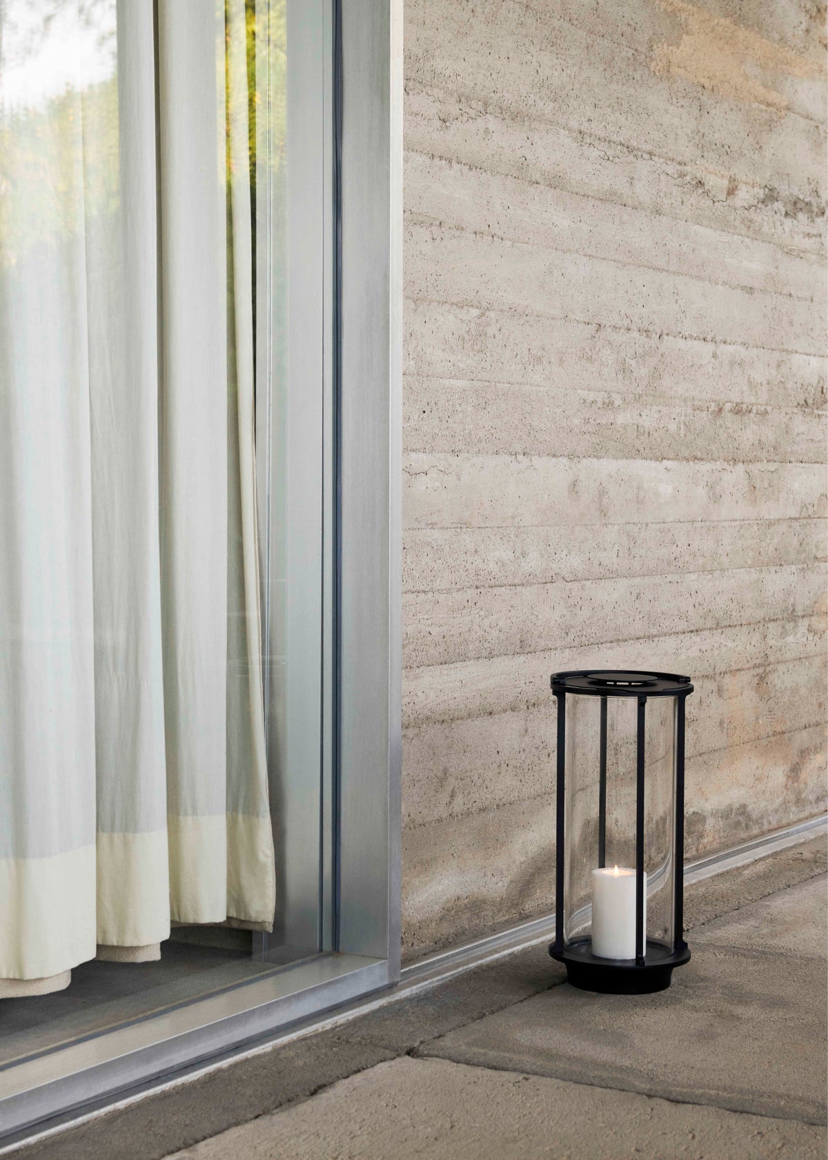 Außenlaterne für Kerzen HURRICANE SC83 aus Glas und schwarzem Aluminium