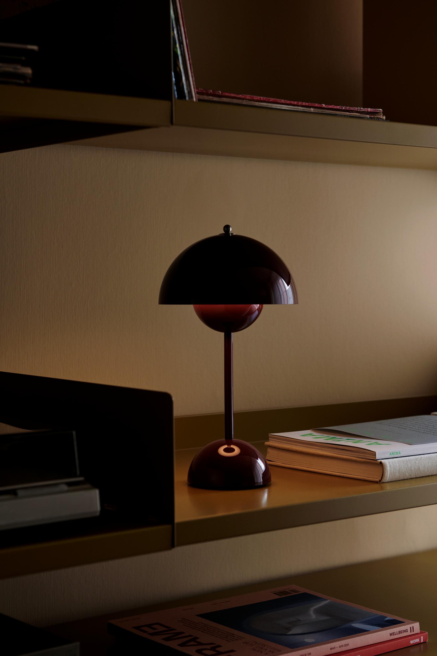 Tragbare Lampe FLOWERPOT VP9 in dunklem Pflaumenfarbton