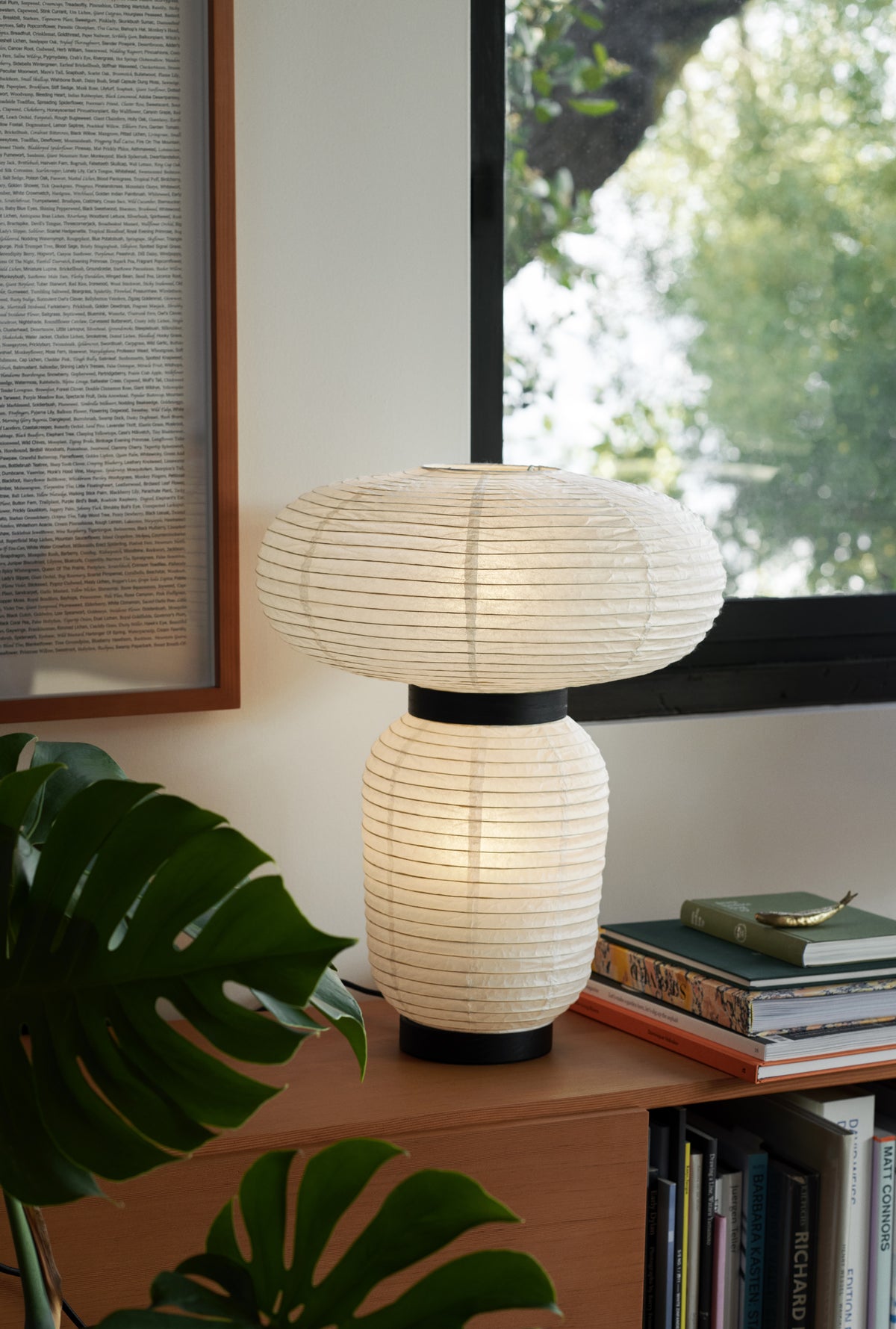 Tischlampe FORMAKAMI JH18 mit weißem Papierschirm und schwarzem Eichenfinish