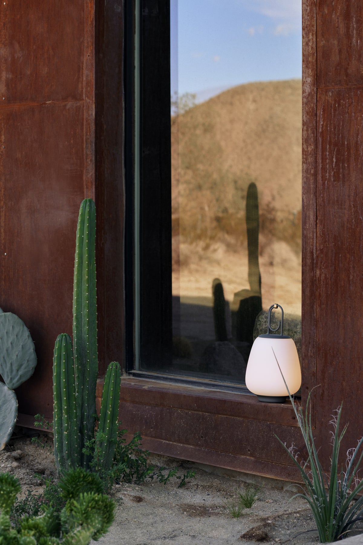 Tragbare Außenlampe LUCCA SC51 in Weiß mit schwarzem Finish