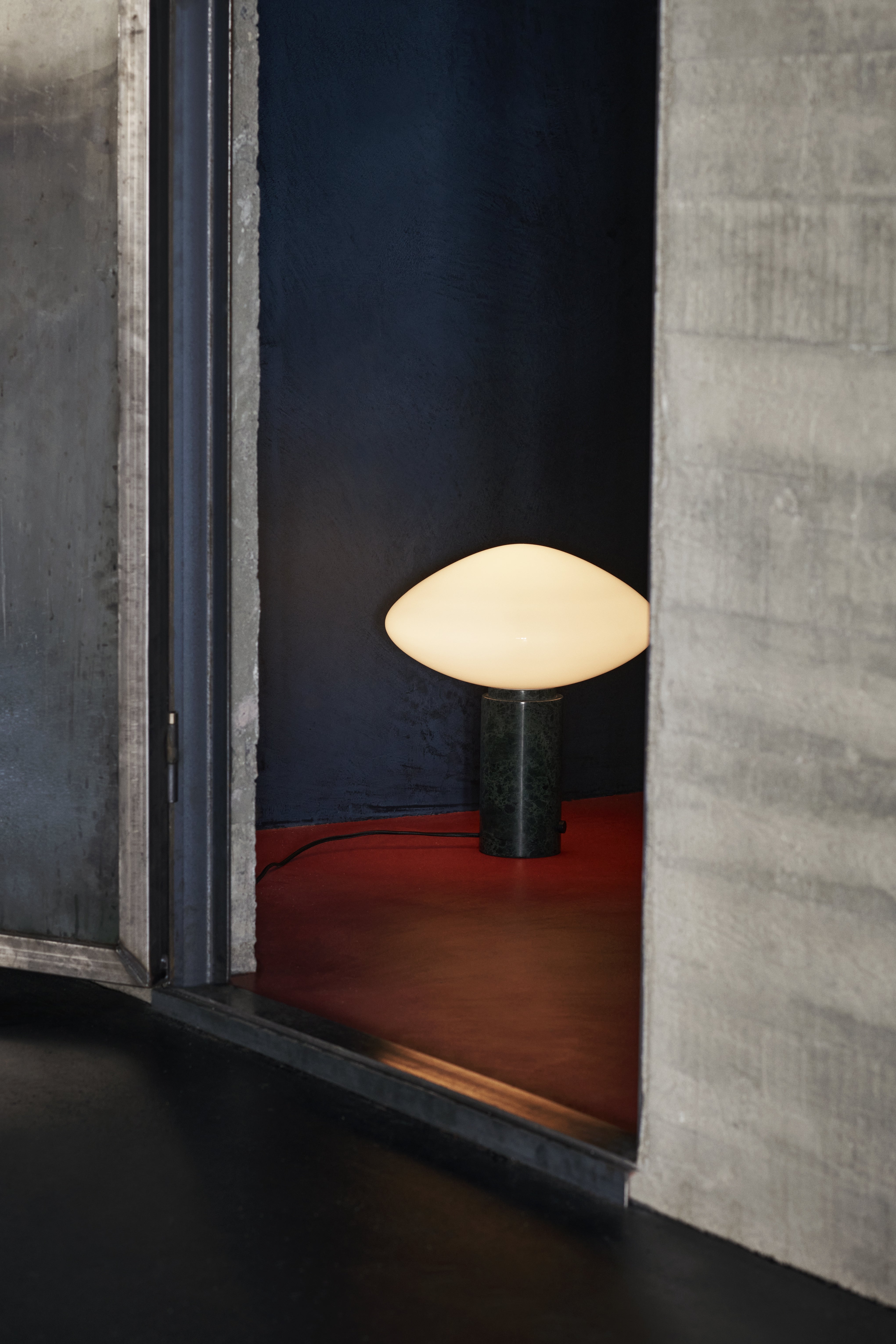 Tischlampe MIST AP17 mit gläsernem Schirm und grüner Marmorbasis