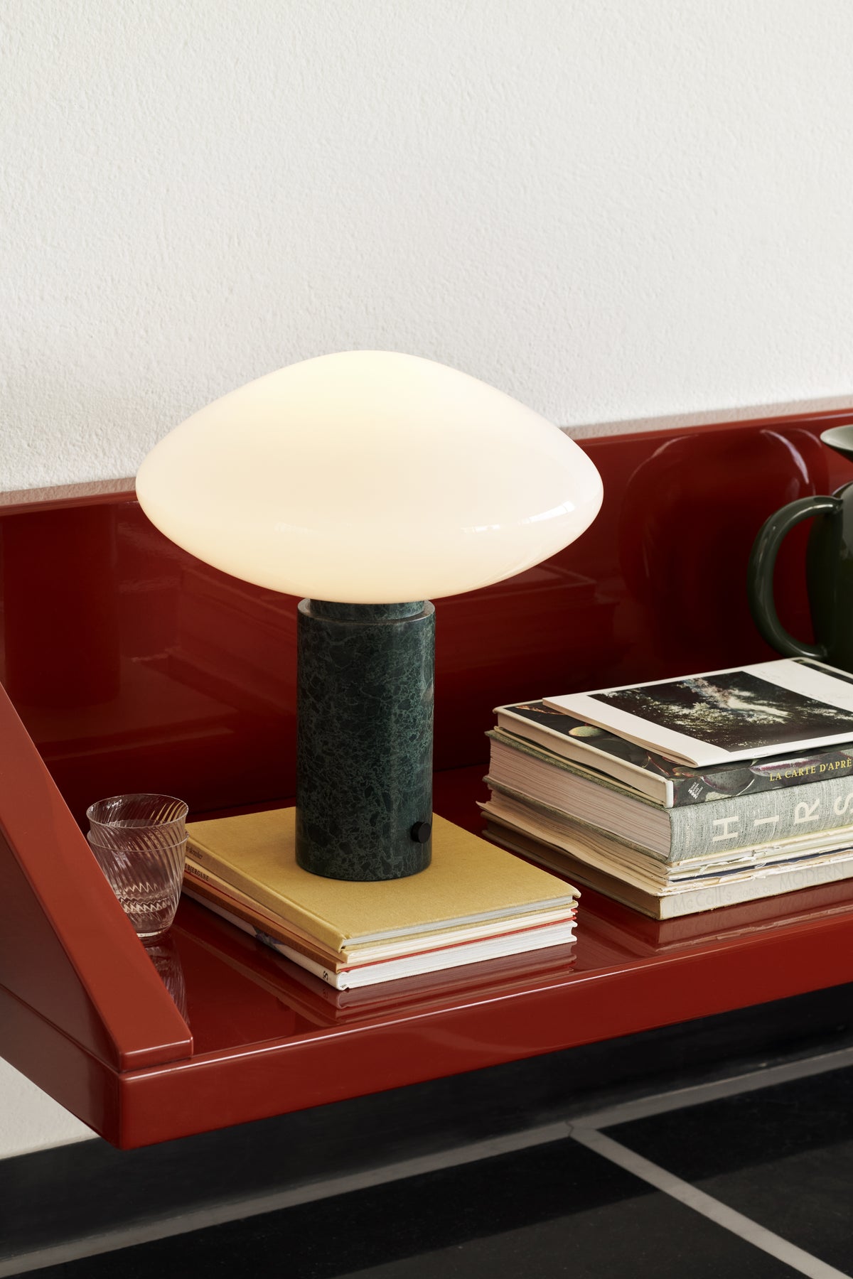 Tischlampe MIST AP17 mit gläsernem Schirm und grüner Marmorbasis