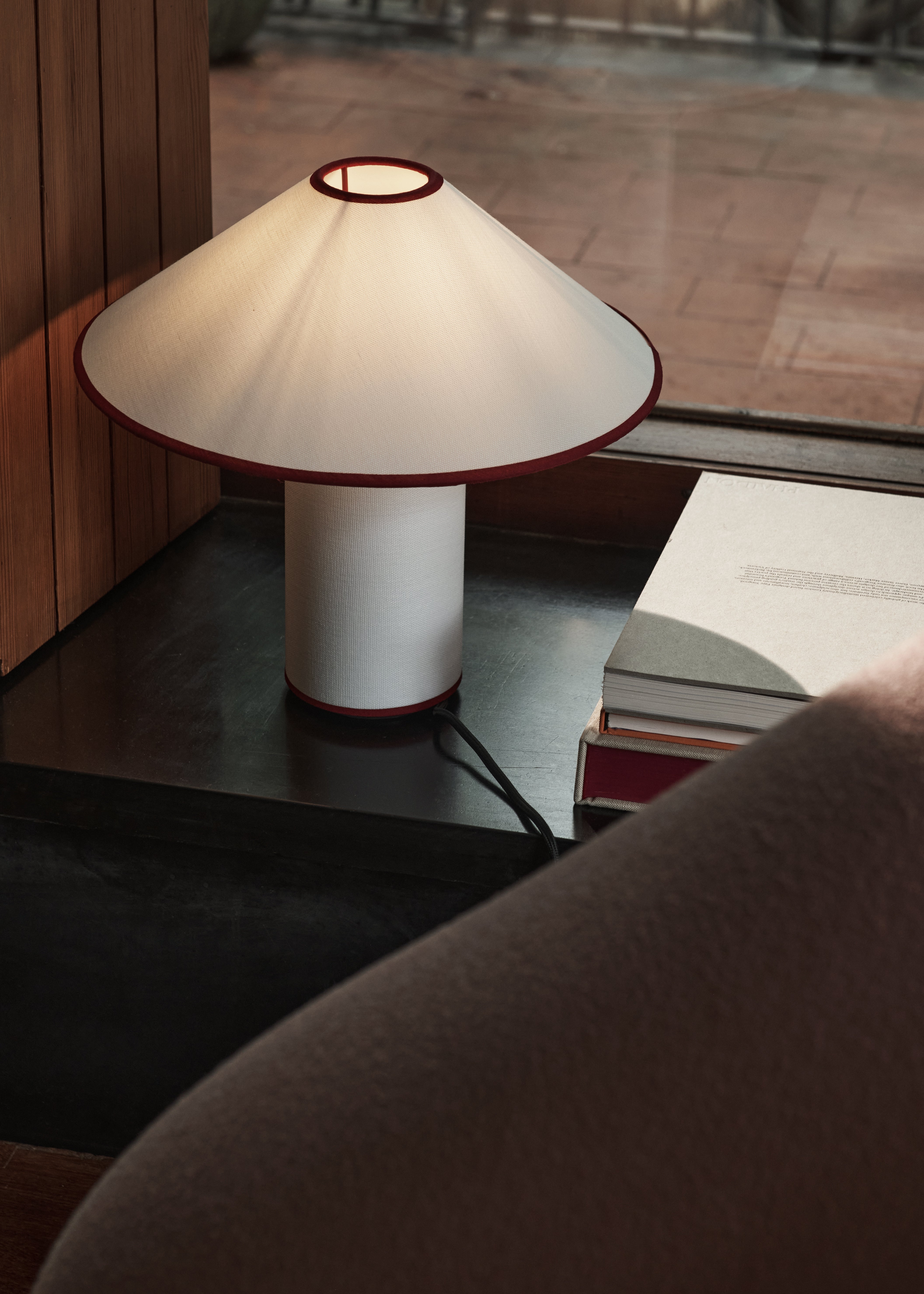 Tischlampe COLETTE ATD6 in Weiß mit rotem Finish