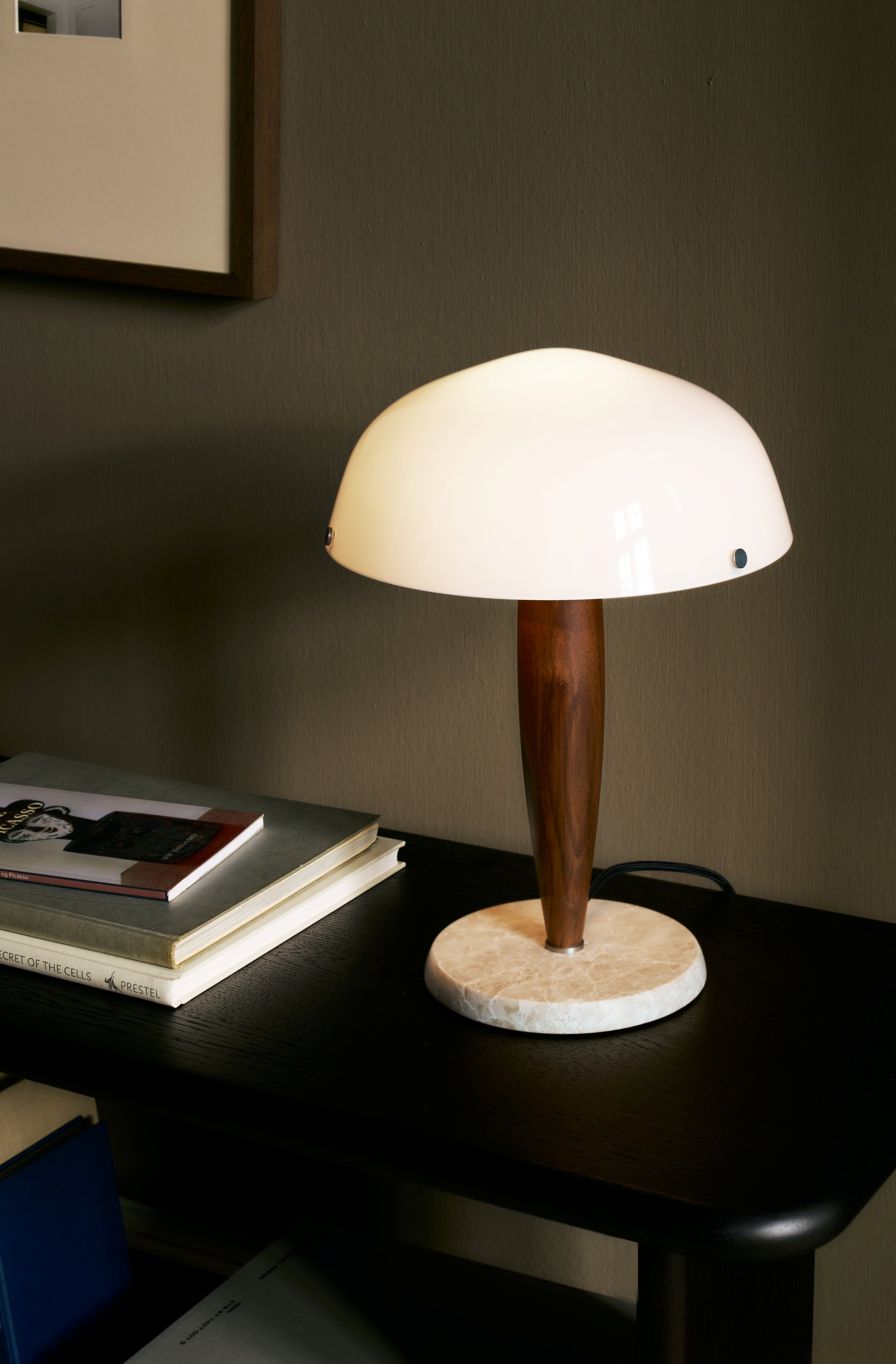 Tischlampe HERMAN SHY3 aus opalisiertem Glas mit Nussbaumholz und cremefarbener Marmorbasis