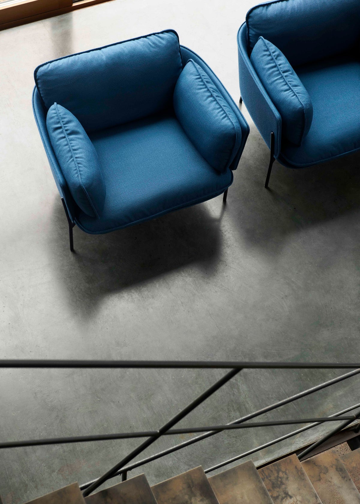 Sessel CLOUD LN1 gepolstert mit schwarzem Gestell