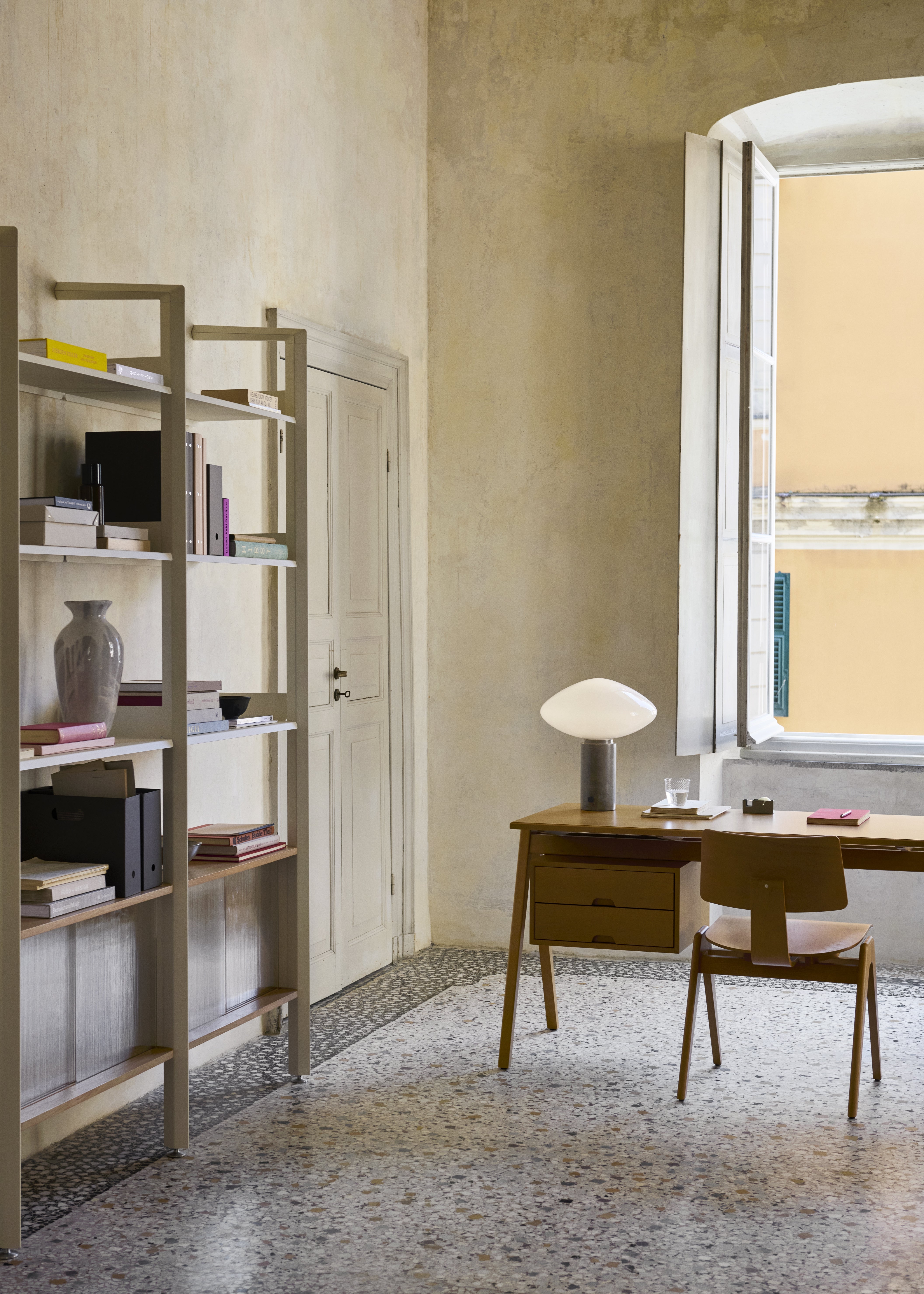 Tischlampe MIST AP17 mit gläsernem Schirm und grauer Marmorbasis