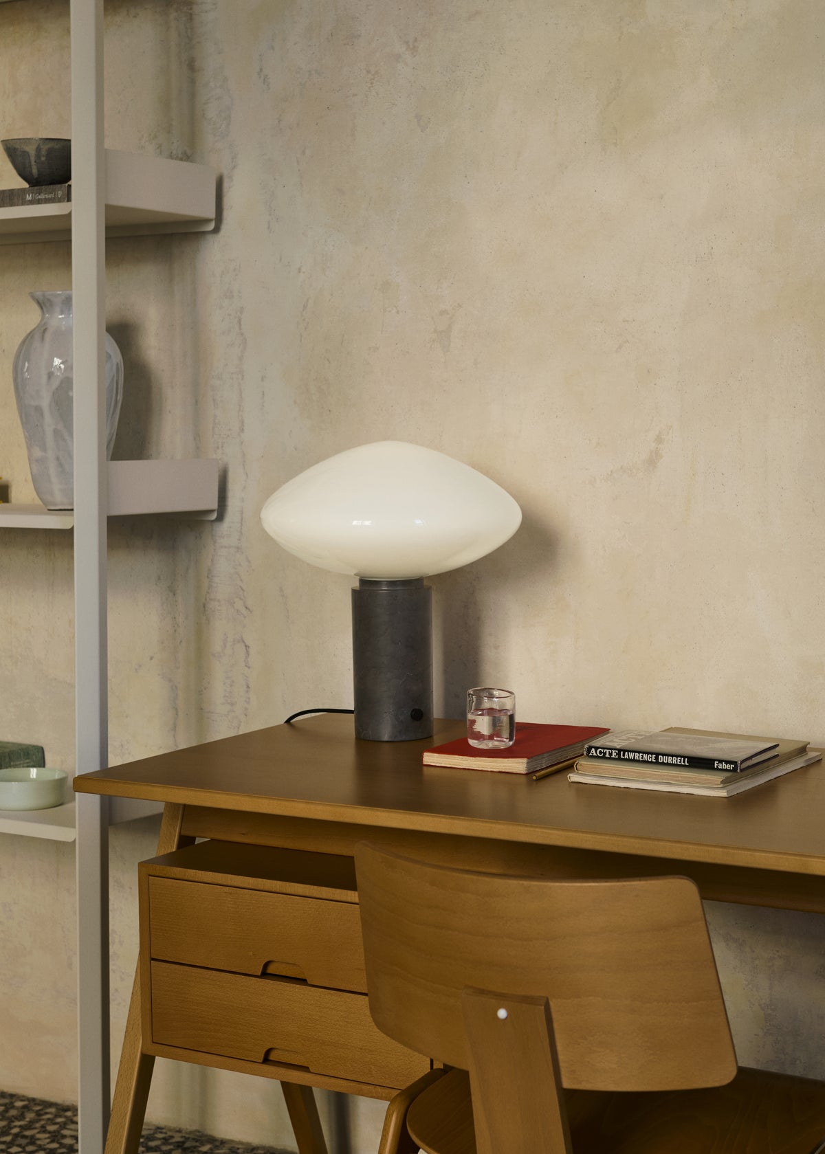 Tischlampe MIST AP17 mit gläsernem Schirm und grauer Marmorbasis