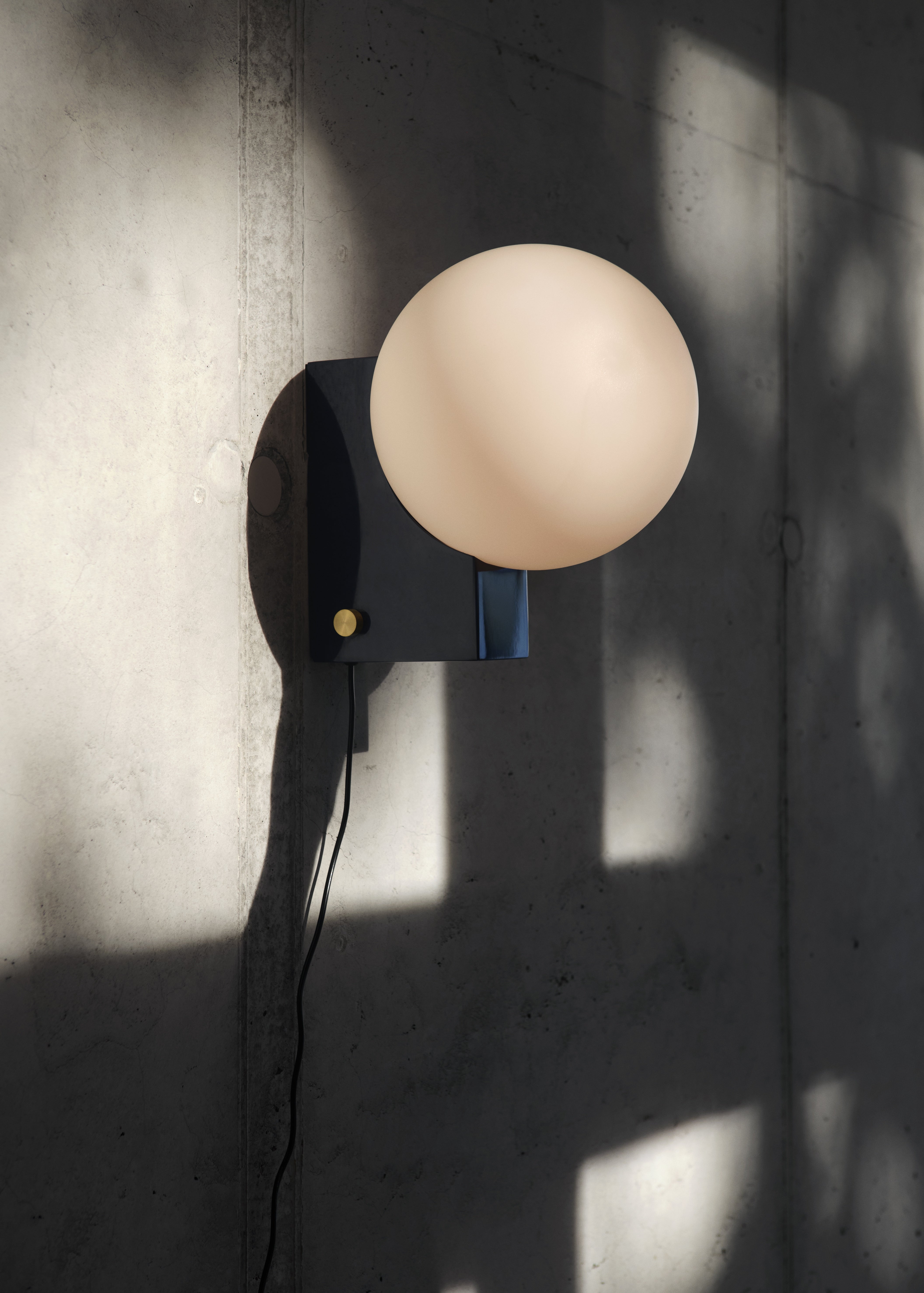 Wandlampe JOURNEY SH2 mit gläsernem Schirm und schwarzem Sockel