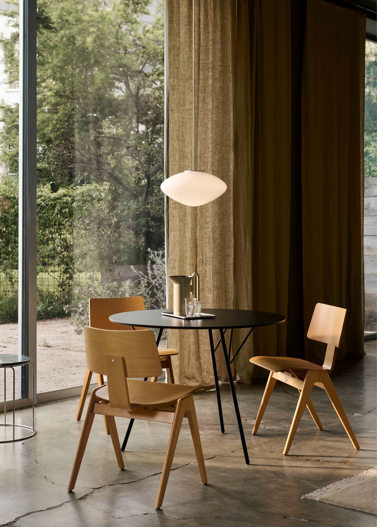 Stuhl DAYSTAK RD1 aus Buchenholz mit Nussbaum-Finish