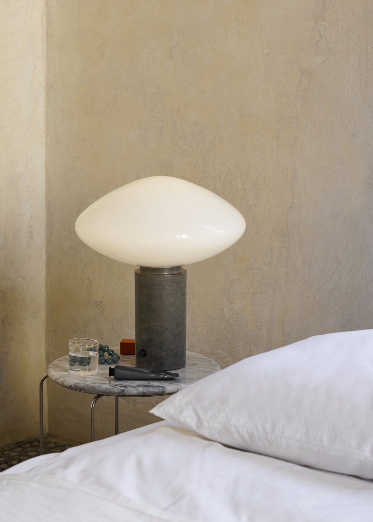 Tischlampe MIST AP17 mit gläsernem Schirm und grauer Marmorbasis