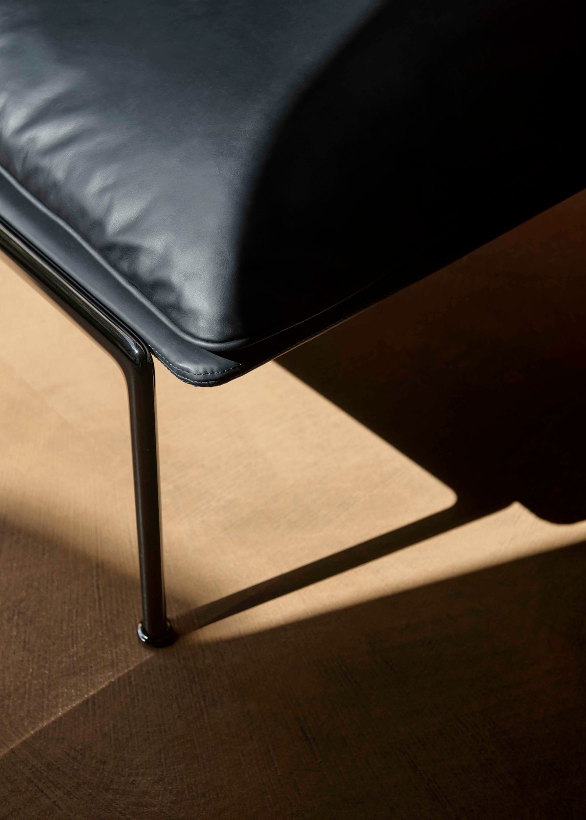 Sessel MUNO LN16 gepolstert mit dunklem Aluminiumgestell