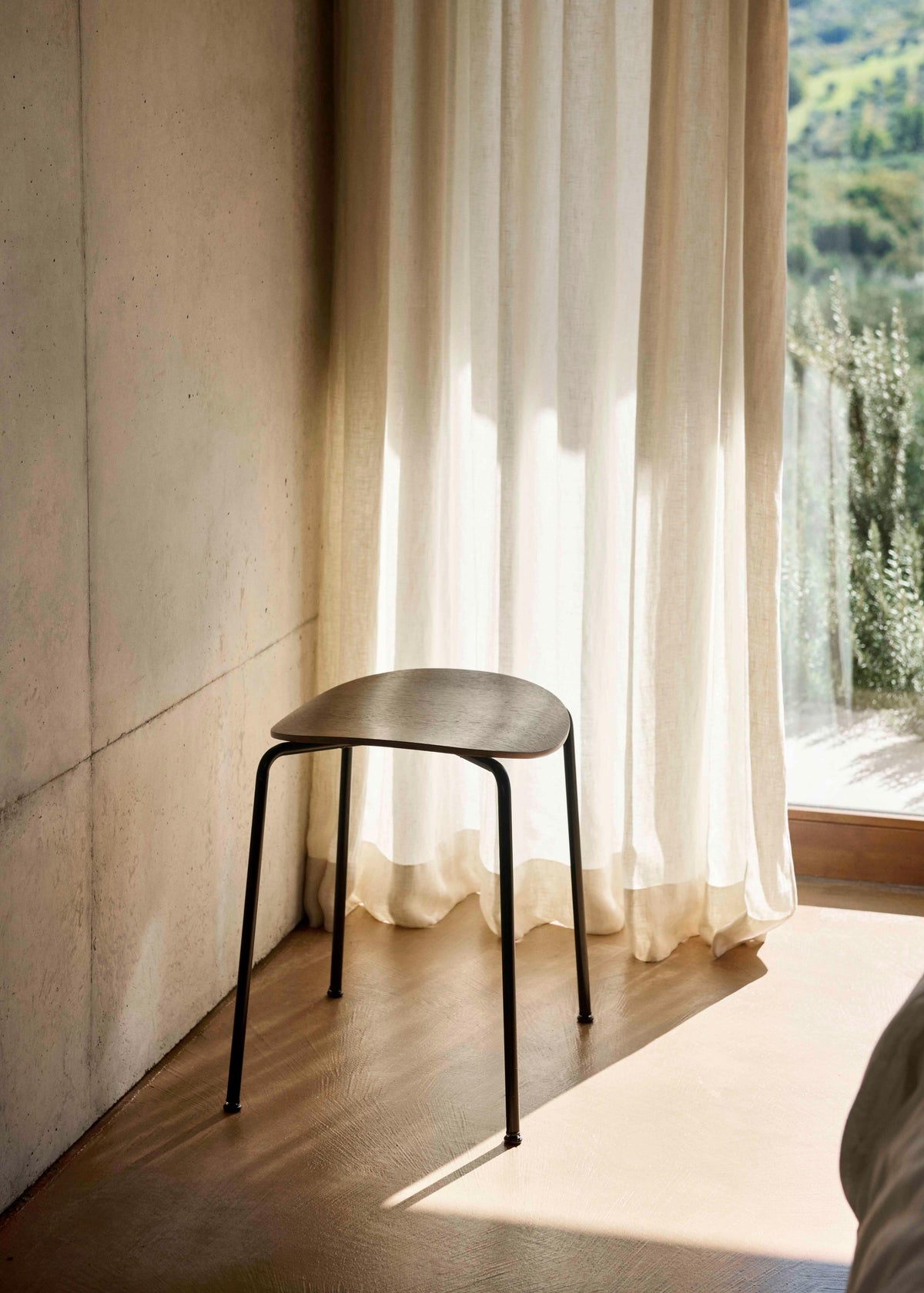 Hocker PAVILION AV36 aus Nussbaumholz mit schwarzem Stahlgestell