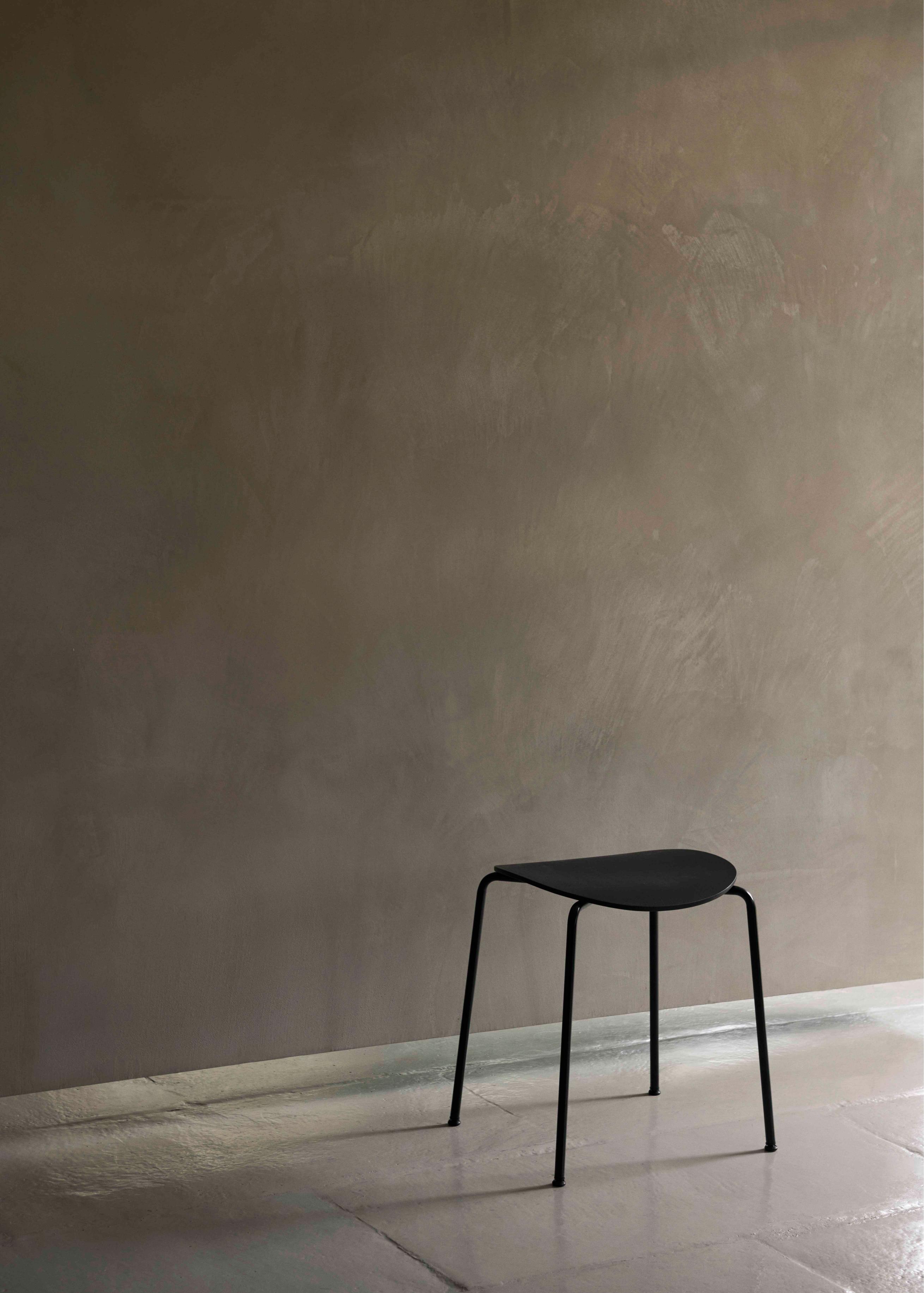 Hocker PAVILION AV36 aus Nussbaumholz mit schwarzem Stahlgestell