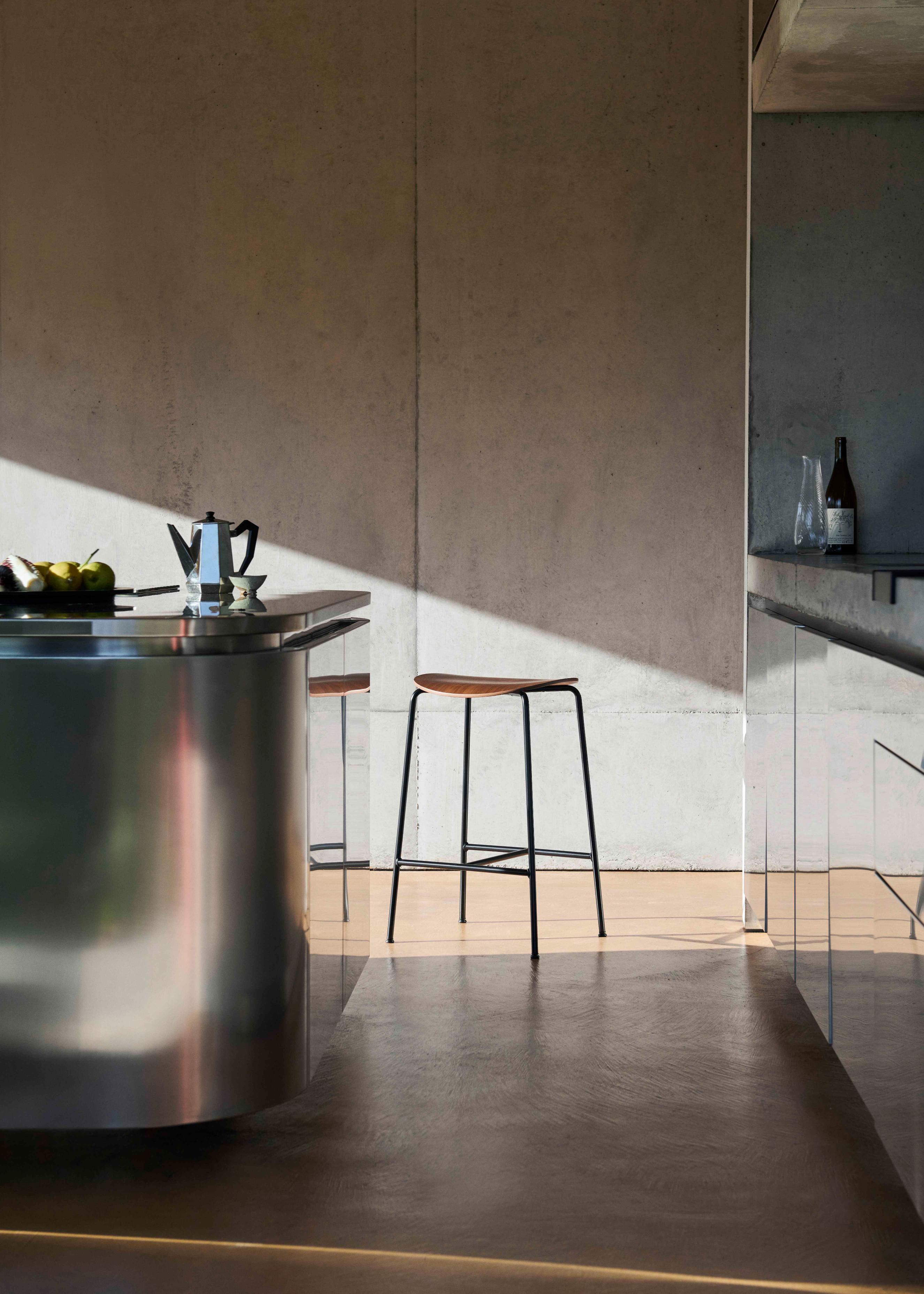 Hocker PAVILION schwarzes Eichenholz mit schwarzem Stahlgestell
