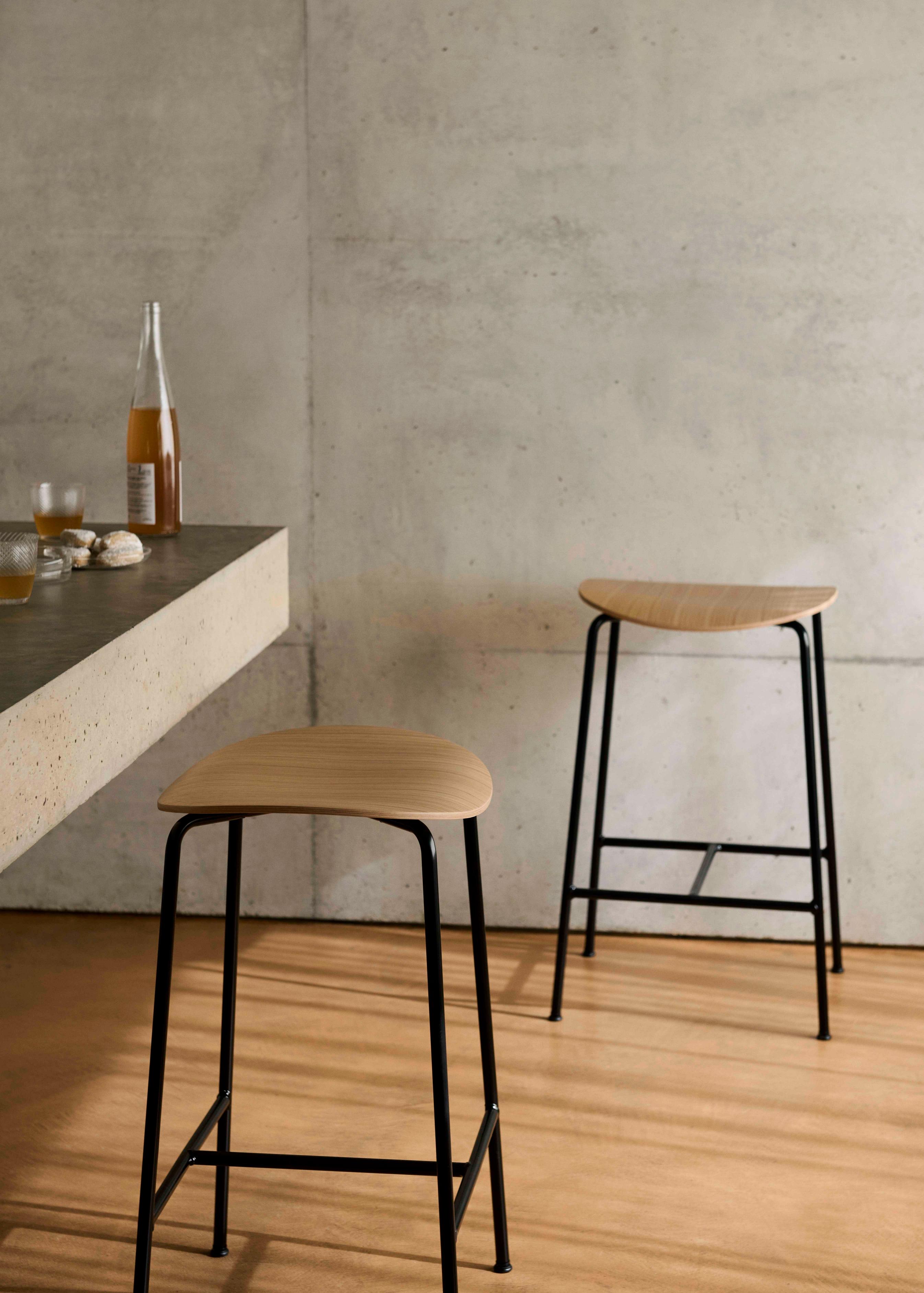Hocker PAVILION schwarzes Eichenholz mit schwarzem Stahlgestell