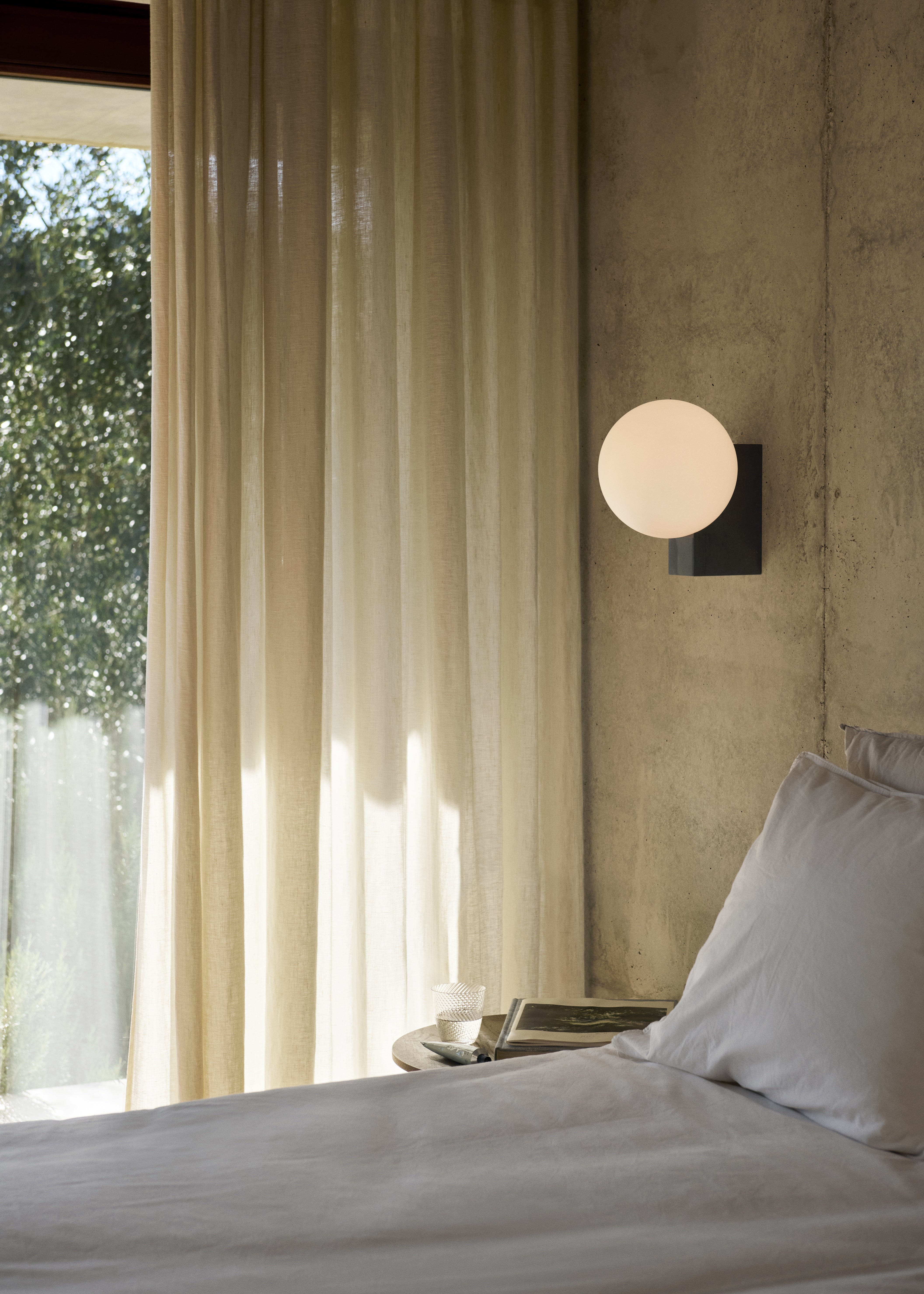 Wandlampe JOURNEY SH2 mit gläsernem Schirm und schwarzem Sockel