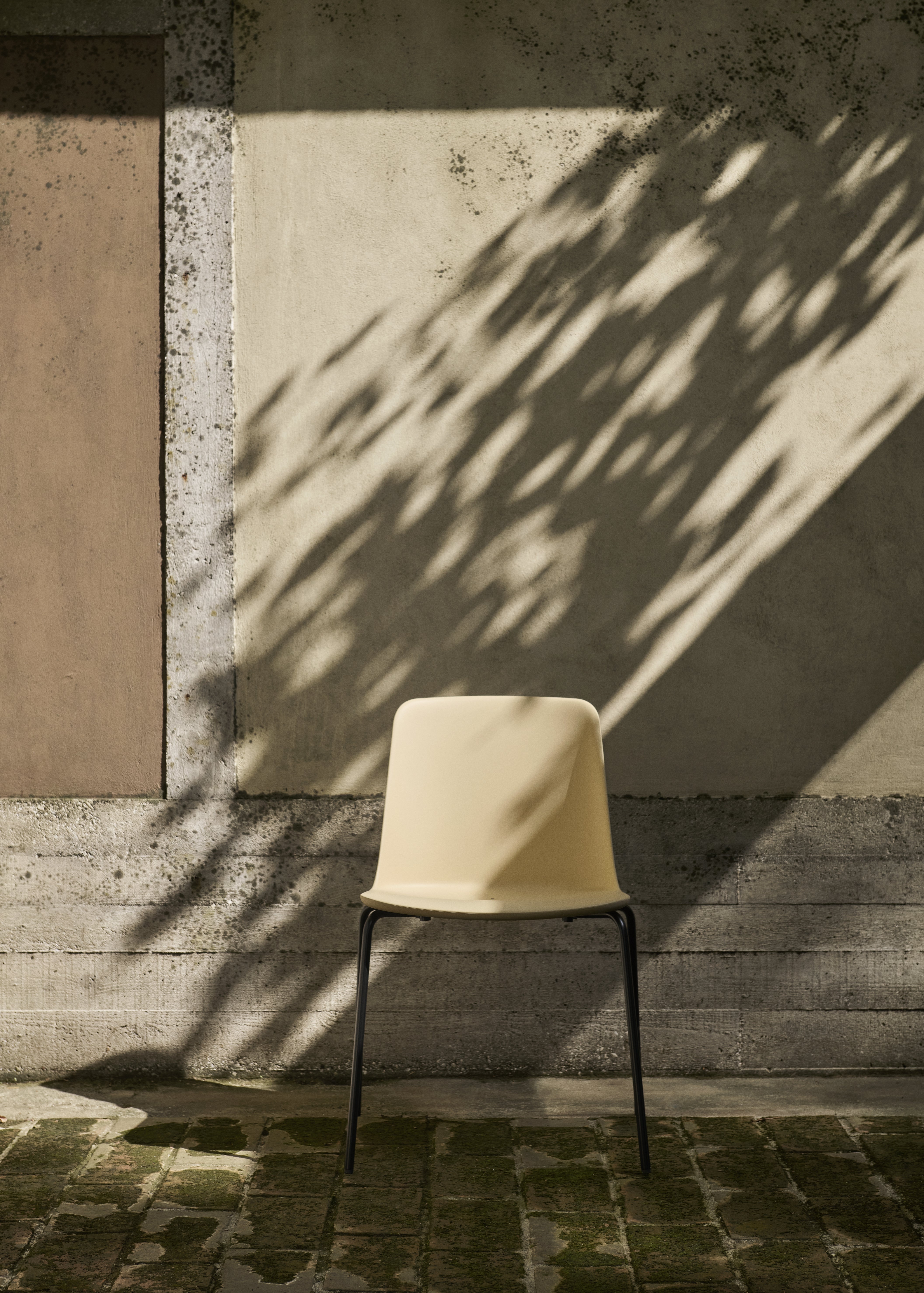 Außenstuhl RELY HW138 beige mit schwarzem Stahlgestell