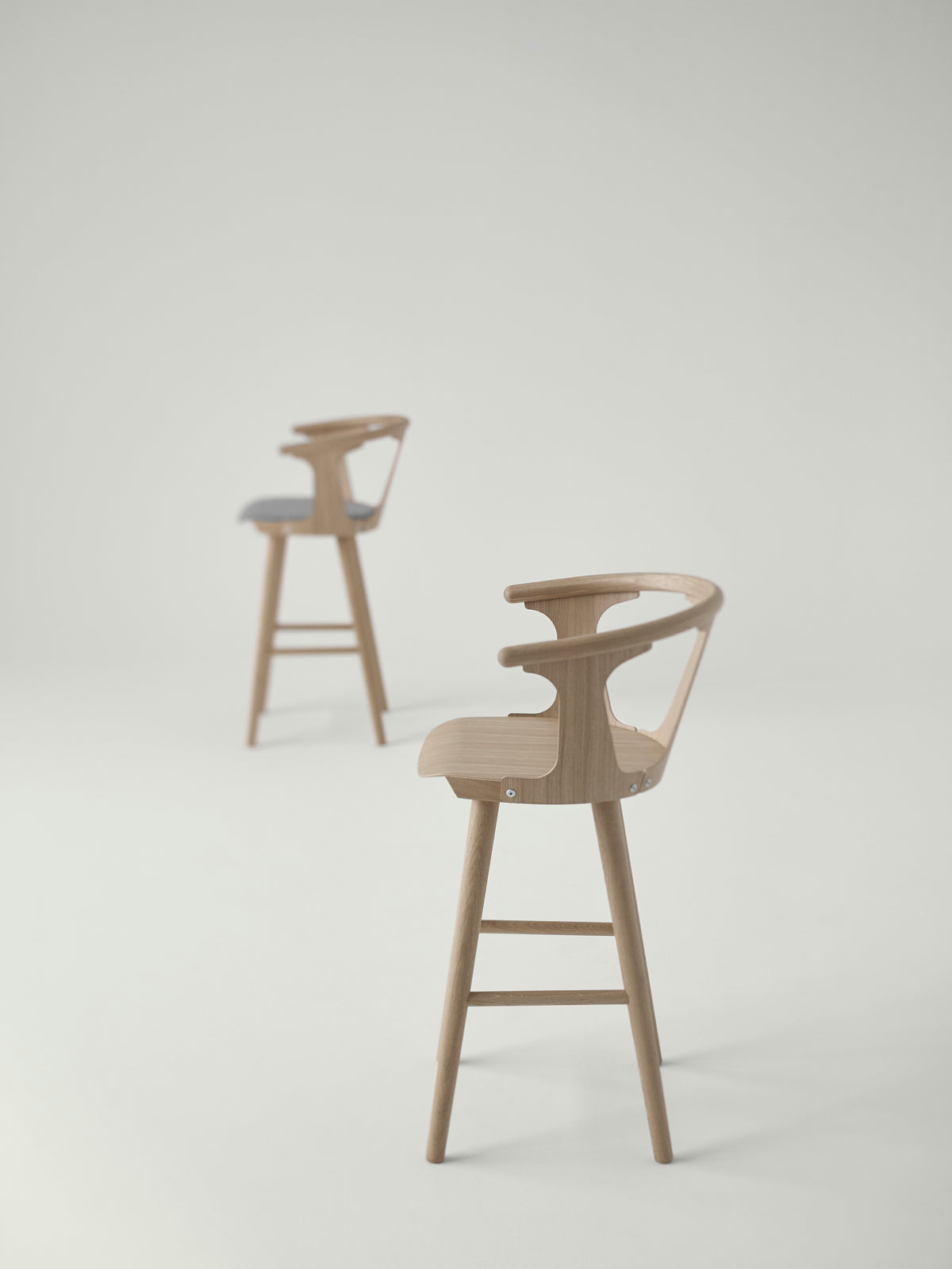 Hocker IN BETWEEN schwarz lackierte Eiche