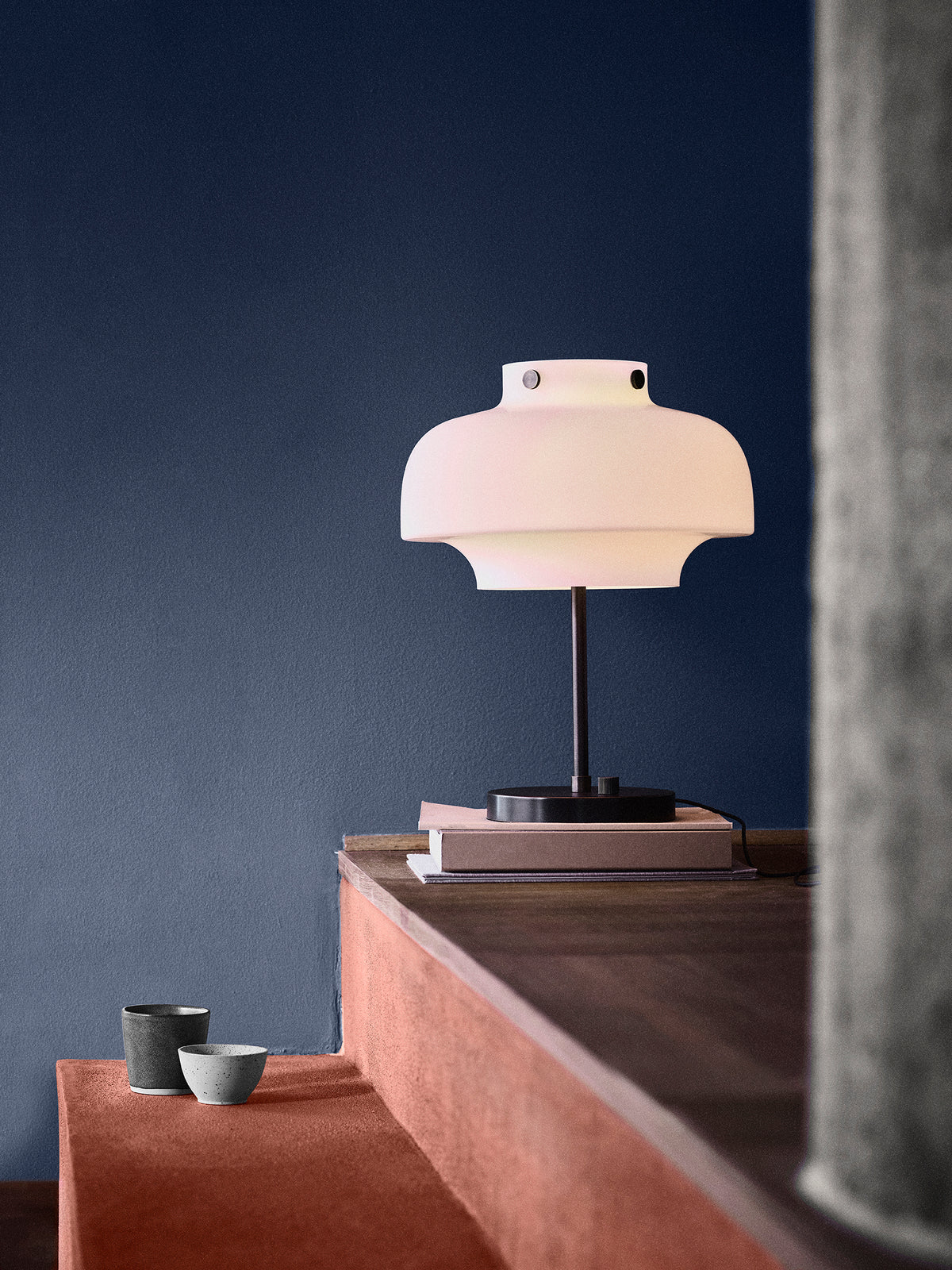 Tischlampe COPENHAGEN SC13 mit opalem Schirm und brüniertem Messingfuß