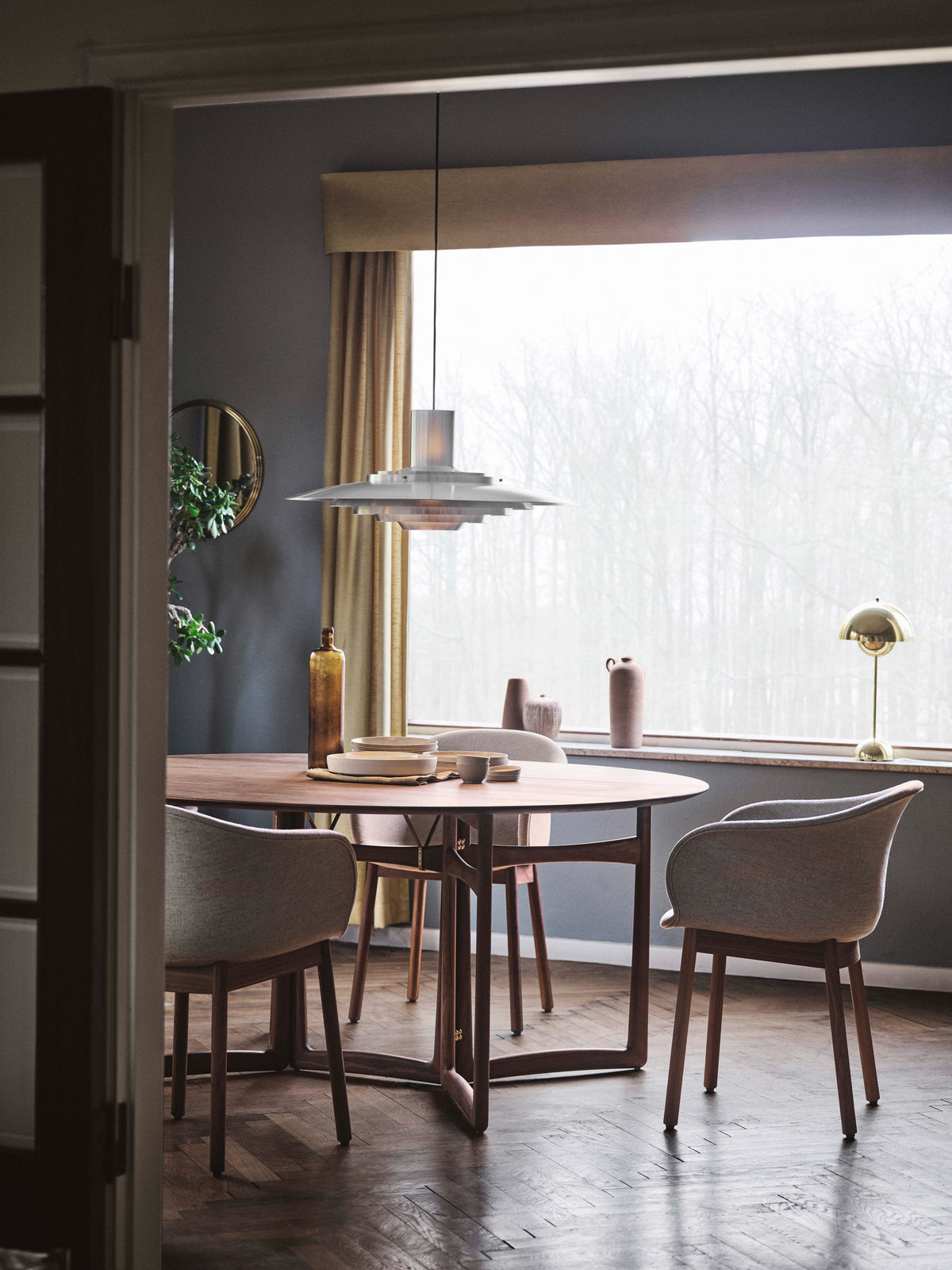 Stuhl ELEFY JH30 beige mit schwarzer Eichenbasis