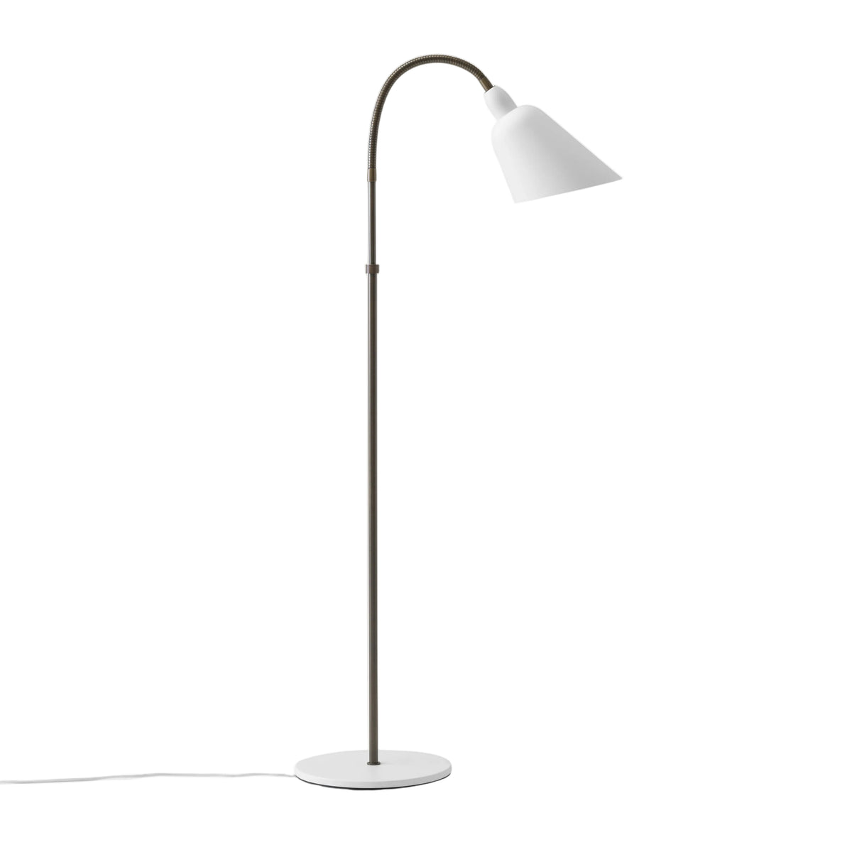 Stehlampe BELLEVUE AJ7 weiß mit brüniertem Messingfuß