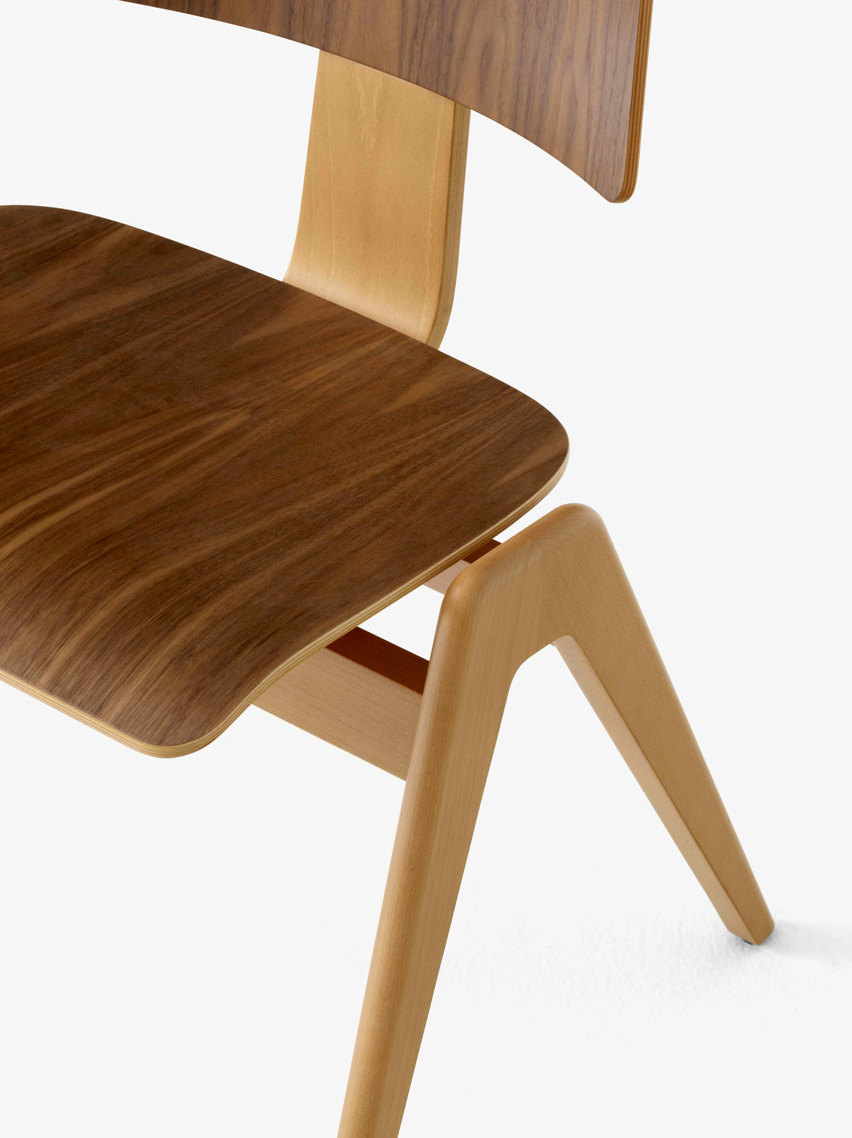 Stuhl DAYSTAK RD1 aus Buchenholz mit Nussbaum-Finish
