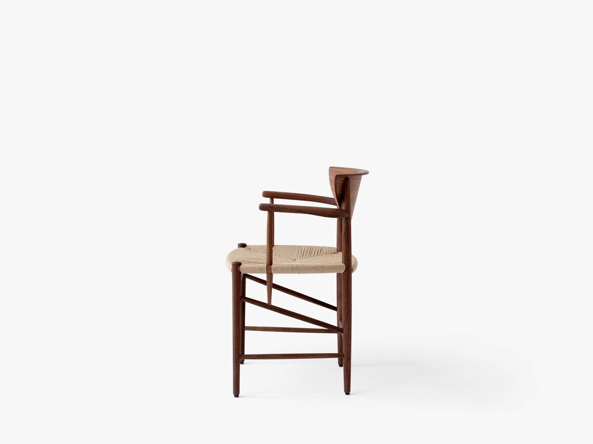 Sessel mit Armlehnen DRAWN HM4 geölte Walnuss mit gewebtem Sitz