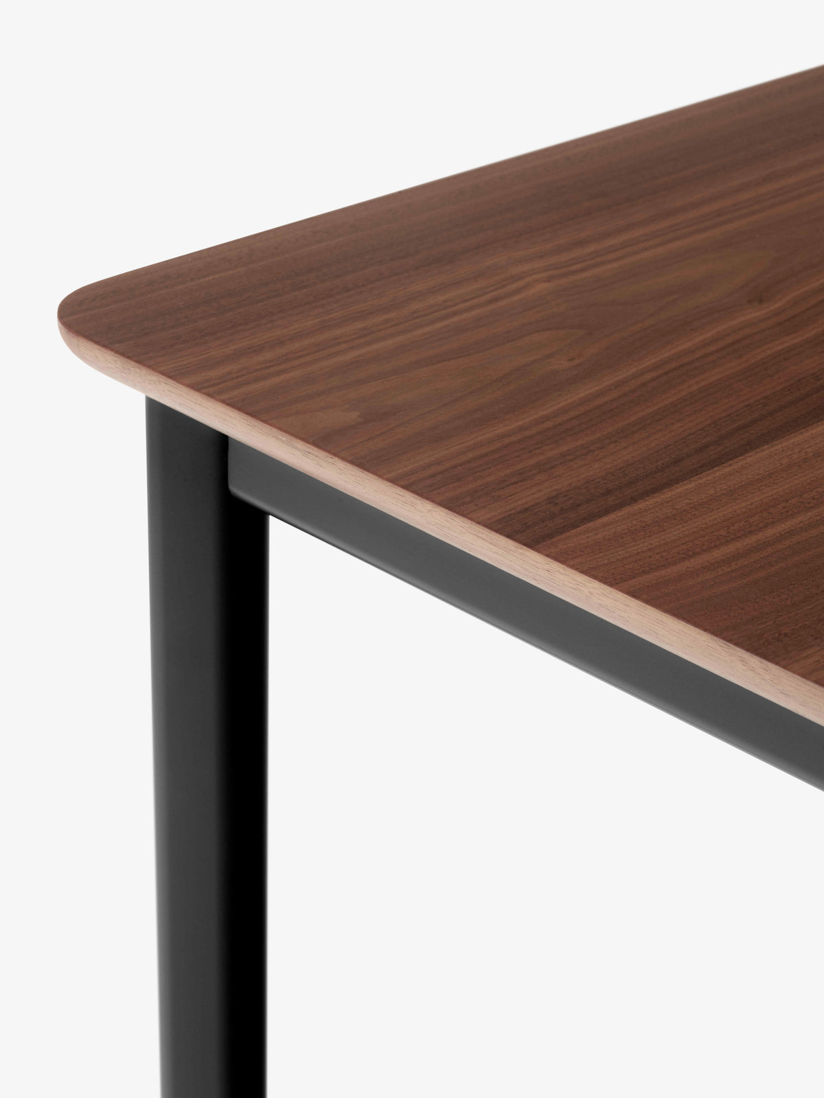 Tisch DRIP mit Nussbaumplatte und schwarzem Gestell