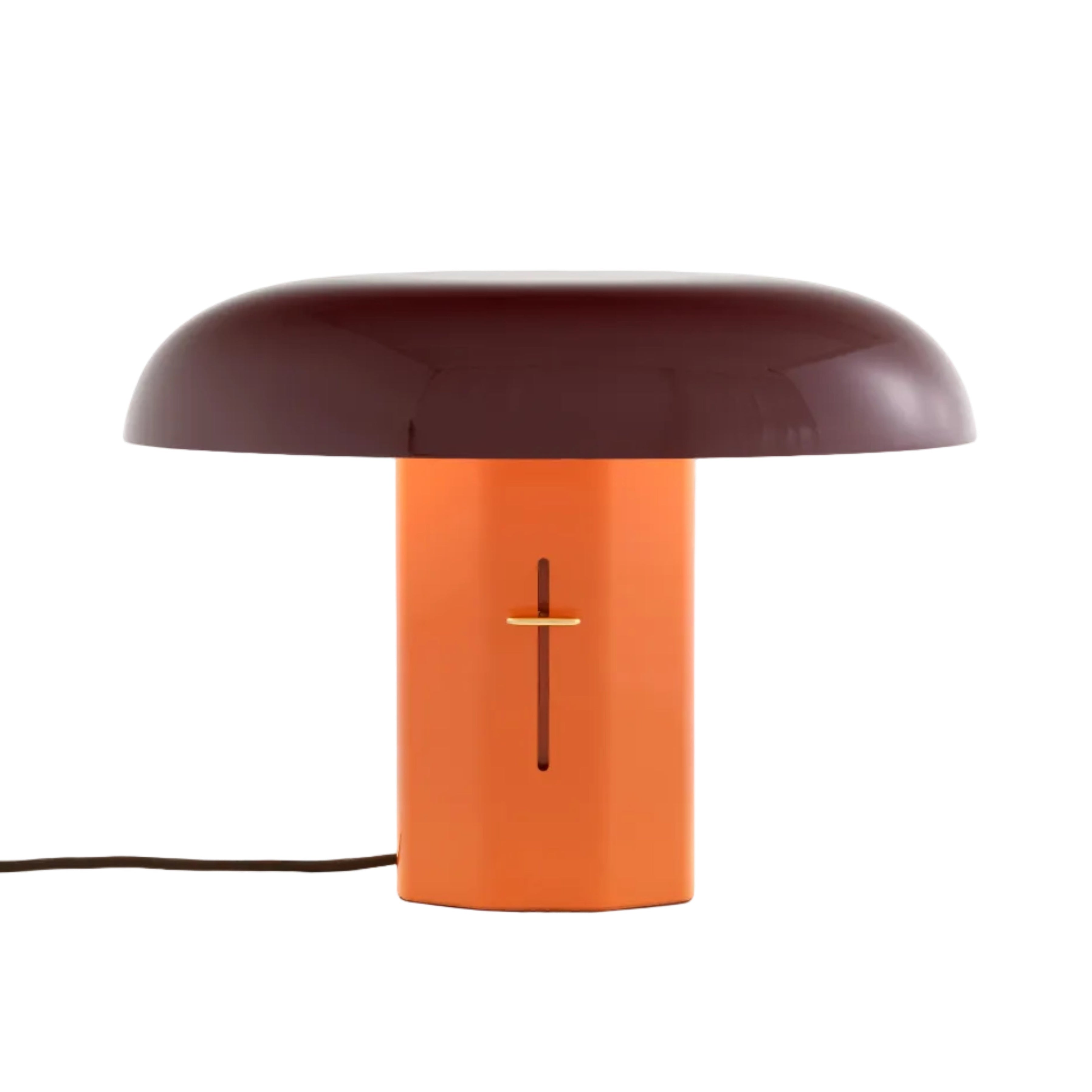 Tischlampe MONTERA JH42 mit rubinrotem Schirm und bernsteinfarbenem Fuß.